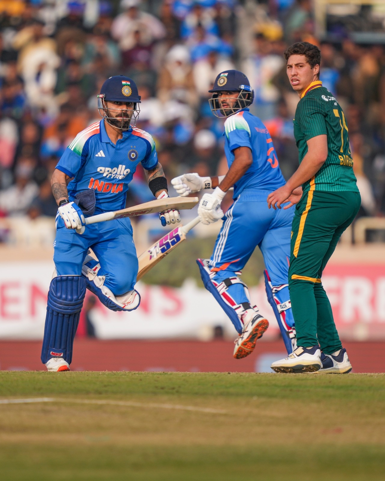 দক্ষিণ আফ্রিকার বিরুদ্ধে এদিন তিন নম্বরে ব্য়াট করতে নেমে আন্তর্জাতিক ক্রিকেটে ৮৩তম সেঞ্চুরিটি সেরে ফেললেন কোহলি৷ সেইসঙ্গে একটি ফরম্য়াটে সর্বাধিক সেঞ্চুরির নিরিখে পিছনে ফেললেন মাস্টার-ব্লাস্টারকে৷ দক্ষিণ আফ্রিকার বিরুদ্ধে এদিন তিন নম্বরে ব্য়াট করতে নেমে আন্তর্জাতিক ক্রিকেটে ৮৩তম সেঞ্চুরিটি সেরে ফেললেন কোহলি৷ সেইসঙ্গে একটি ফরম্য়াটে সর্বাধিক সেঞ্চুরির নিরিখে পিছনে ফেললেন মাস্টার-ব্লাস্টারকে৷