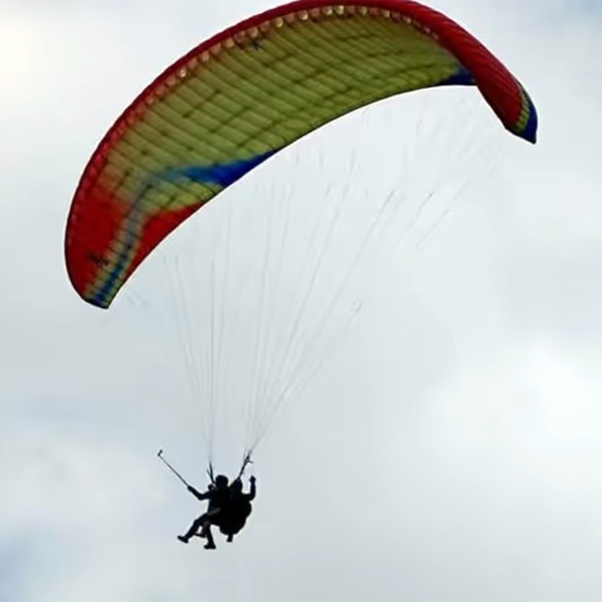 সিকিমে প্যারাগ্লাইডিং