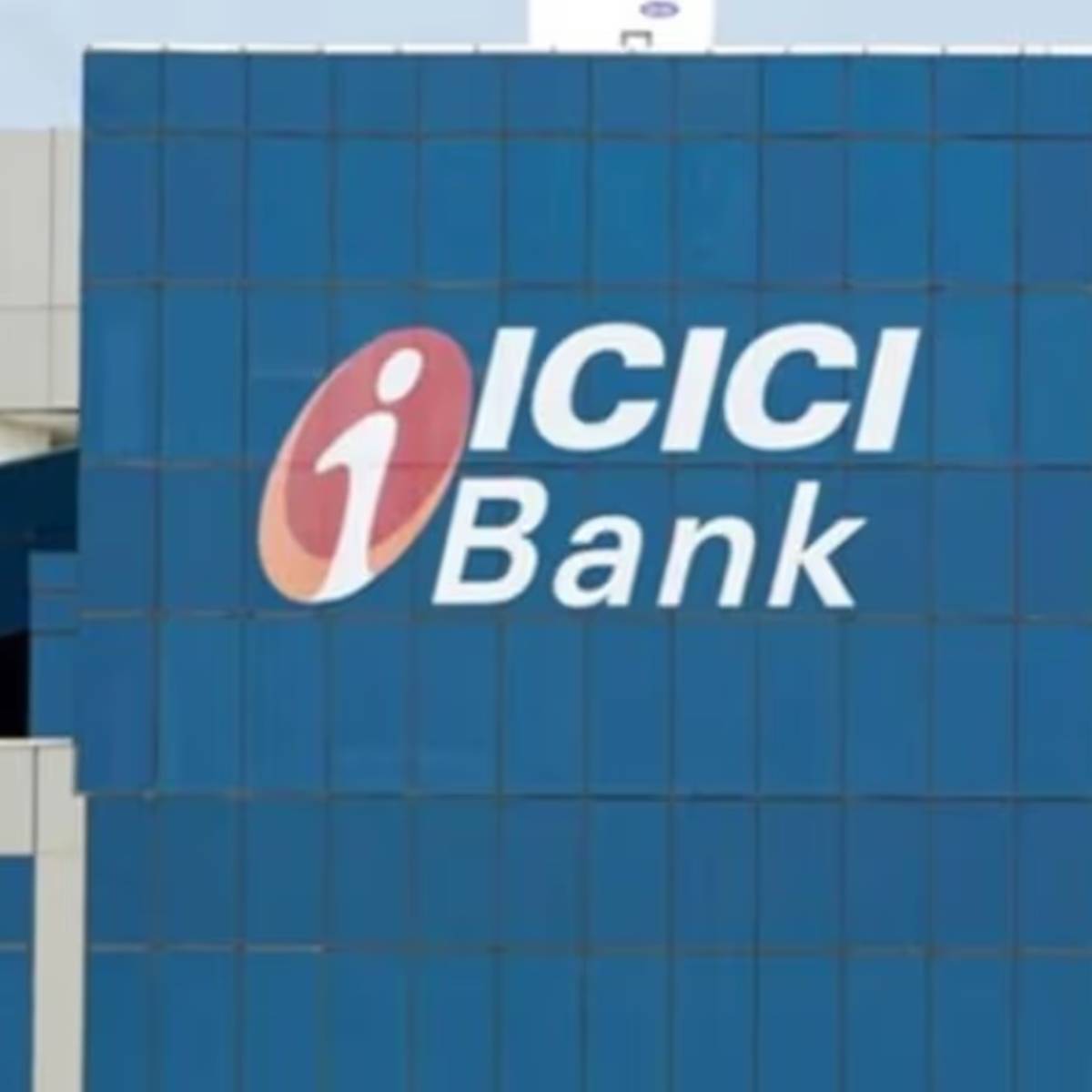 কোটাক ব্যাংক দুই বছরের এফডিতে প্রবীণ নাগরিকদের ৭.৭০% সুদ দিচ্ছে এবং আইসিআইসিআই ব্যাংক ৭.৬০% সুদ দিচ্ছে।