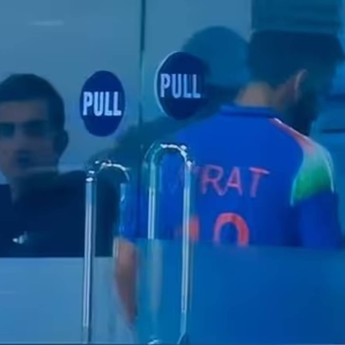 কোহলি যখন তার ৫২তম ওয়ানডে সেঞ্চুরি করেন, তখন গম্ভীর এবং সাপোর্ট স্টাফের অন্যান্য সদস্যরা ড্রেসিংরুমে দাঁড়িয়ে তাকে অভিনন্দন জানান। আউট হওয়ার পর প্যাভিলিয়নে ফিরে আসার সময় কোহলি গম্ভীরকে উষ্ণ অভ্যর্থনা জানান।