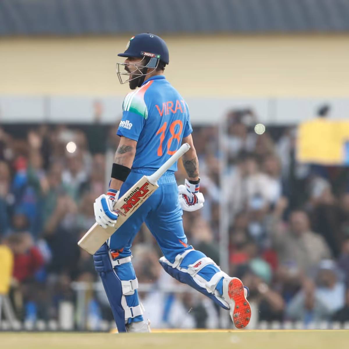 কিন্তু বিরাট কোহলি প্রধান কোচের সাথে চোখাচোখি না করেই চলে গেলেন। এদিকে গম্ভীরকে তার দিকে তাকিয়ে থাকতে দেখা গেল। কোহলি হয়তো ফোনে ব্যস্ত ছিলেন, তাই তিনি গম্ভীরকে লক্ষ্য করেননি। এই ঘটনার একটি ভিডিও সোশ্যাল মিডিয়ায় ভাইবাল হচ্ছে।