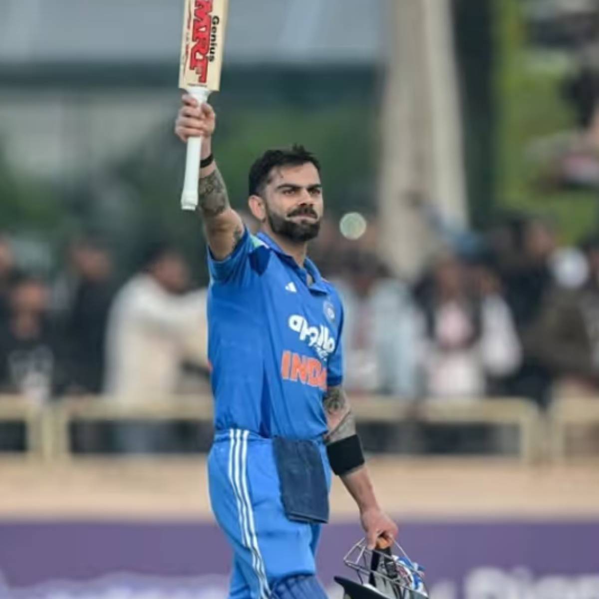 ম্যাচ শেষে বিরাট কোহলি যখন সিঁড়ি বেয়ে ড্রেসিংরুমে উঠছিলেন, তখন ক্যামেরায় ধরা পড়ে এক মর্মান্তিক মুহূর্ত। কোহলি তার ফোনে হারিয়ে উপরে উঠছিলেন এবং প্রধান কোচ গৌতম গম্ভীর ঠিক সামনে দাঁড়িয়ে ছিলেন।