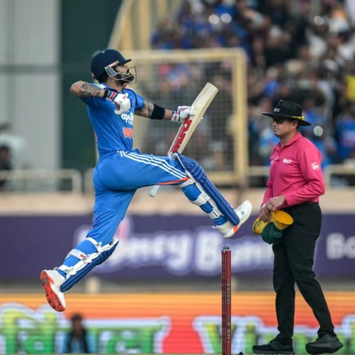 রাঁচি ওয়ানডেতে সেঞ্চুরি করার পর বিরাট কোহলি এবং ভারতীয় টিম ম্যানেজমেন্টের মধ্যে যে উষ্ণতা দেখা গিয়েছিল, তার মাত্র কয়েক ঘন্টা পরেই ক্যামেরায় ধরা পড়ল সম্পূর্ণ বিপরীত ছবি।