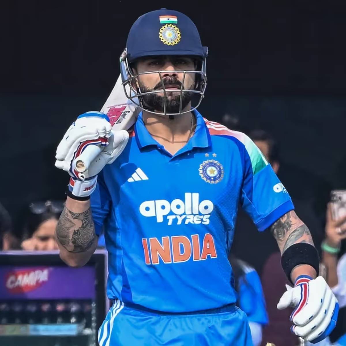 কোহলি ১২০ বলে ১৩৫ রান করেন, যার মধ্যে ১১টি চার এবং সাতটি ছক্কা ছিল। এটি ছিল কোহলির ৮৩তম আন্তর্জাতিক সেঞ্চুরি।