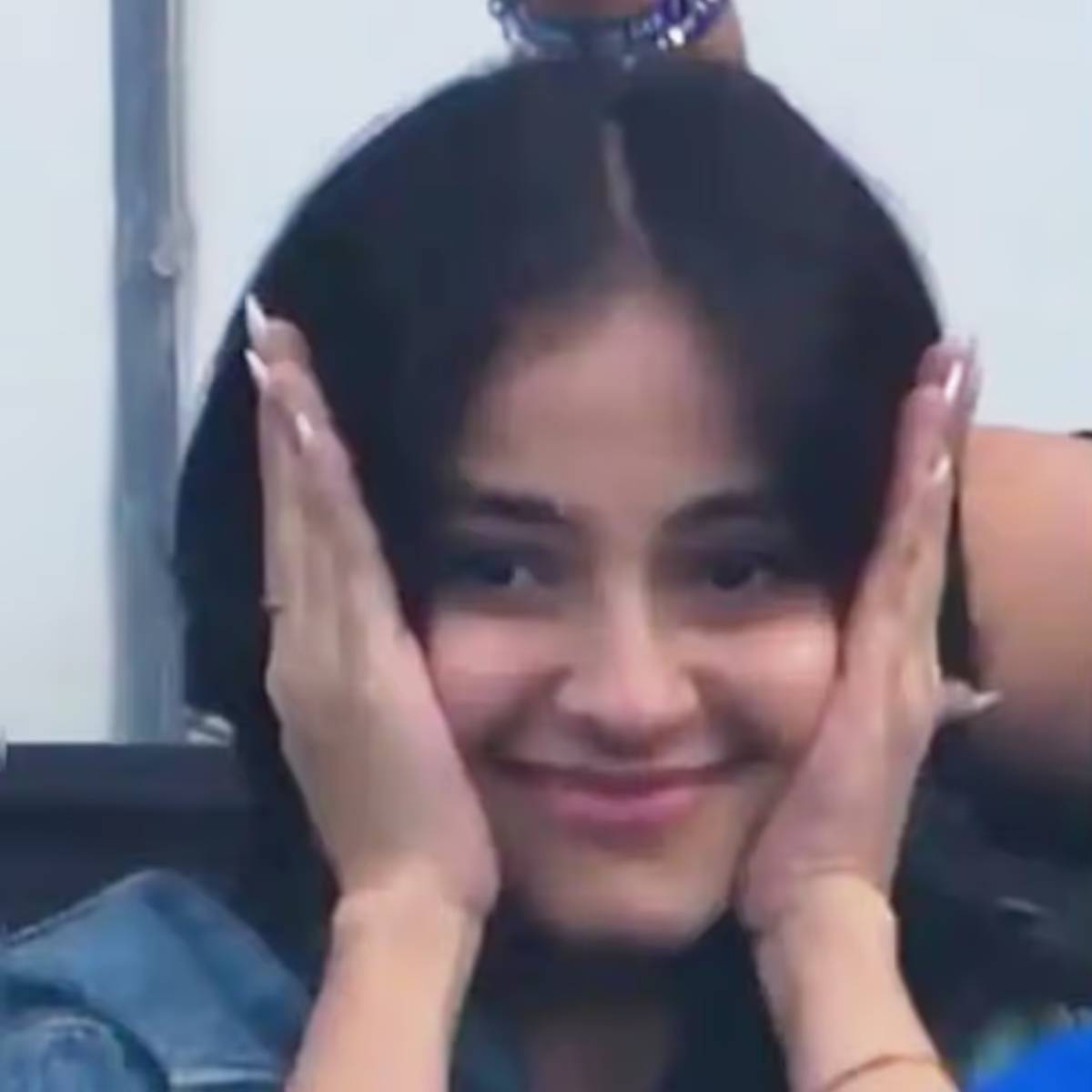 কোহলি যখন সেঞ্চুরি করলেন, তখন সেই রহস্যময়ী মেয়ের প্রতিক্রিয়া সোশ্যাল মিডিয়ায় ভাইরাল হয়ে গেল।