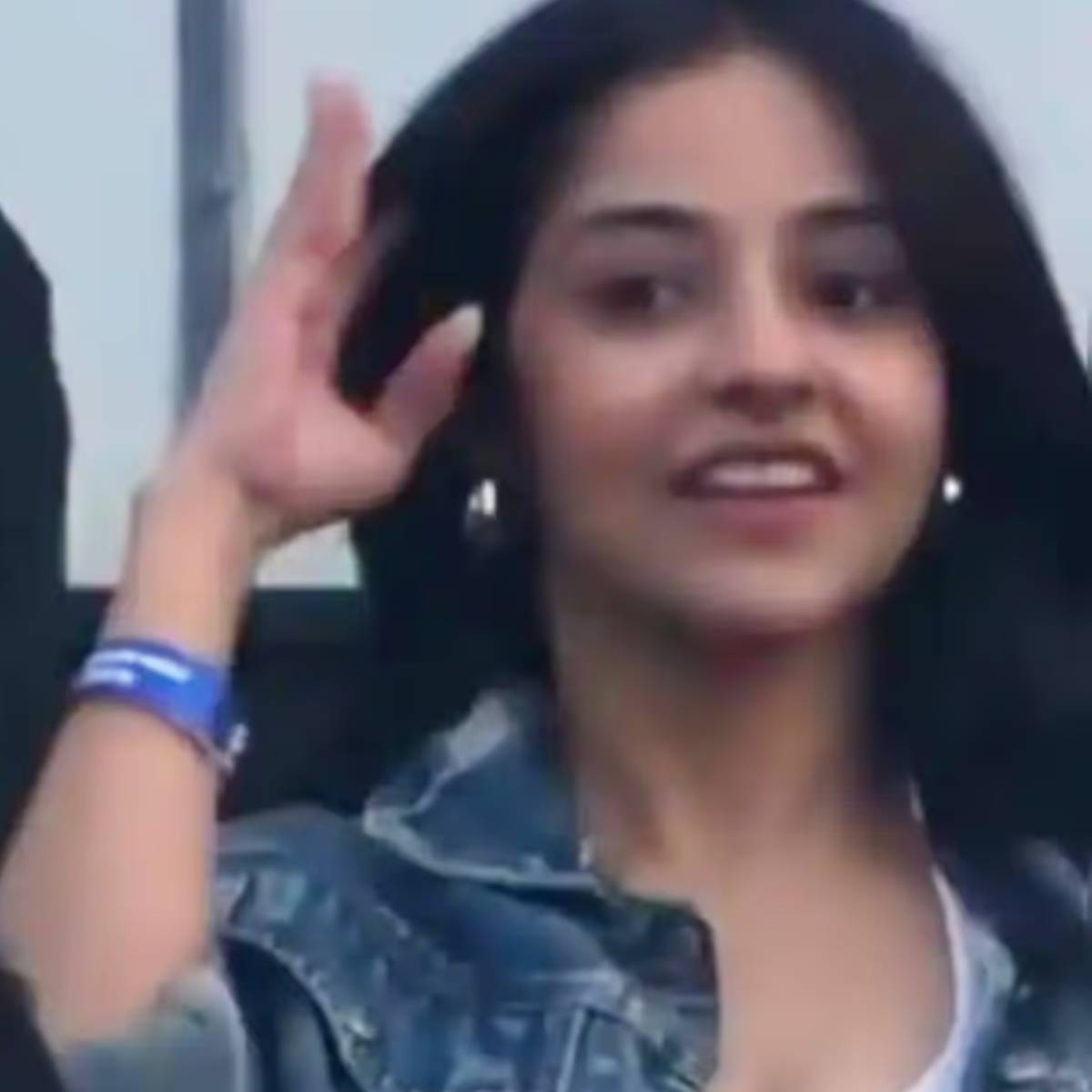 কোহলির দুর্দান্ত সেঞ্চুরি যখন মাঠে আগুন ধরিয়ে দেয়, তখন স্টেডিয়ামে উপস্থিত এক 'রহস্যময়ী মহিলা' তার মিষ্টি প্রতিক্রিয়া দিয়ে ইন্টারনেটে ভাইরাল হয়ে যায়।