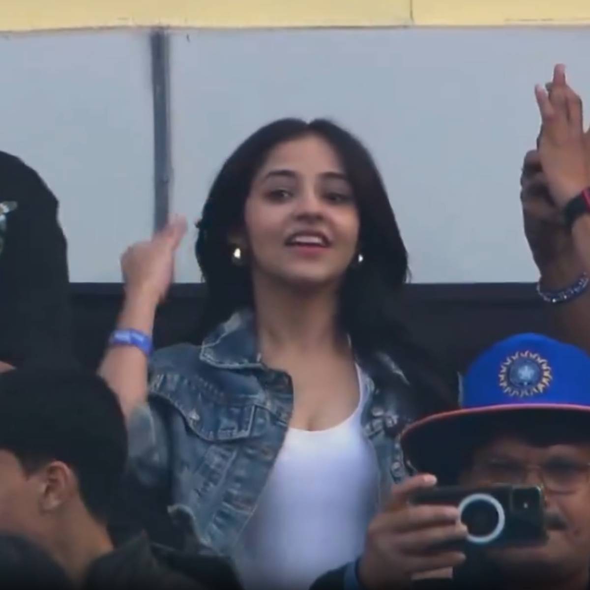 কোহলি তার ৫২তম ওয়ানডে সেঞ্চুরি করেন, ১২০ বলে ১৩৫ রানের ইনিংসে ১১টি চার এবং সাতটি ছক্কা মারেন।কোহলি তার ৫২তম ওয়ানডে সেঞ্চুরি করেন, ১২০ বলে ১৩৫ রানের ইনিংসে ১১টি চার এবং সাতটি ছক্কা মারেন।