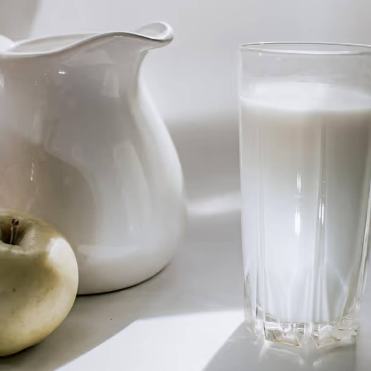 ২. ক্যামোমাইল চা: ক্যামোমাইল চা মানসিক চাপ কমায়, শরীরকে শিথিল করে এবং ঘুমের উন্নতি করে। যখন মানসিক চাপ কমে এবং ঘুম ভালো হয়, তখন রক্তচাপ ধীরে ধীরে নিয়ন্ত্রণে আসে। ২. ক্যামোমাইল চা: ক্যামোমাইল চা মানসিক চাপ কমায়, শরীরকে শিথিল করে এবং ঘুমের উন্নতি করে। যখন মানসিক চাপ কমে এবং ঘুম ভালো হয়, তখন রক্তচাপ ধীরে ধীরে নিয়ন্ত্রণে আসে।