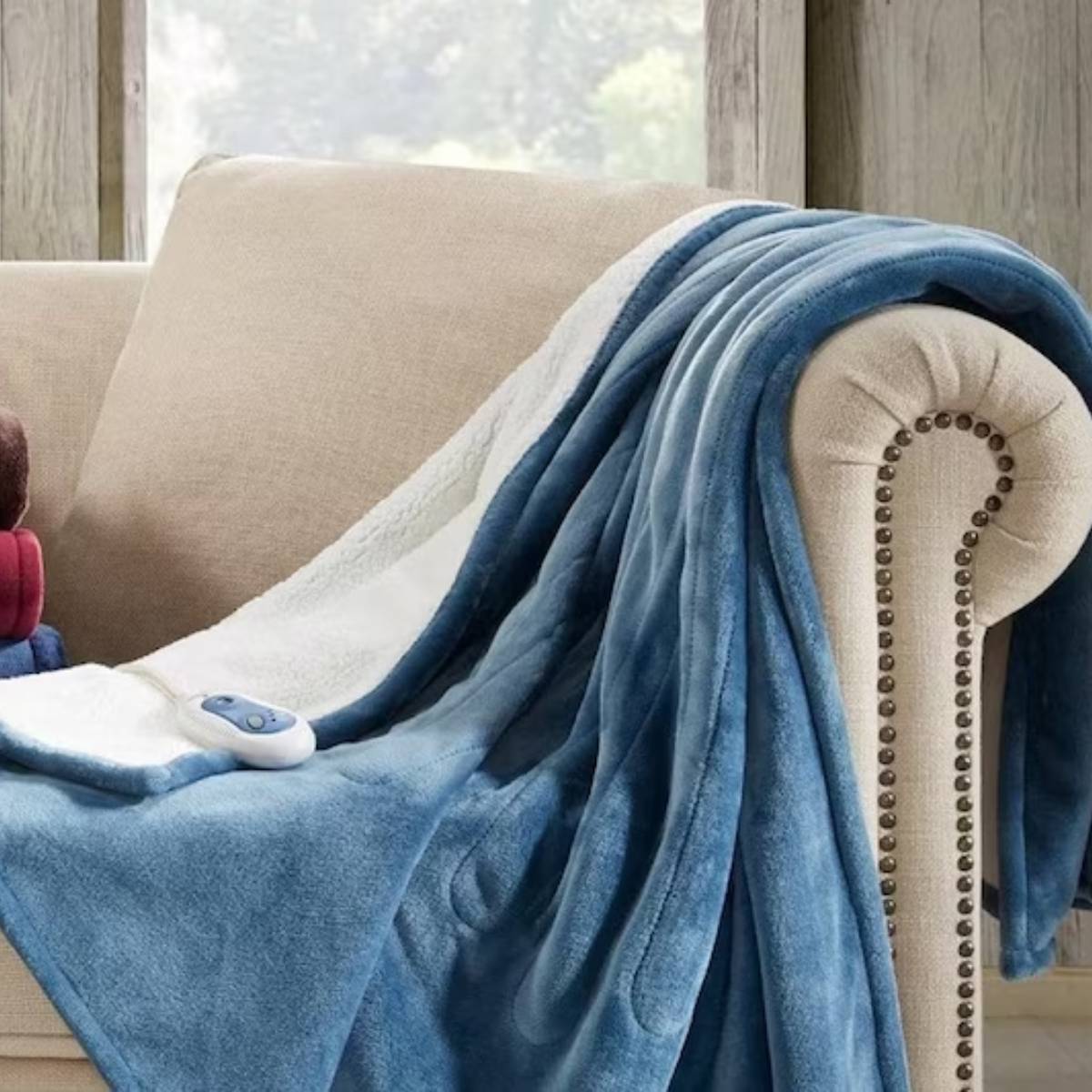 শীতকালে কম্বল বা লেপের গন্ধ দূর করতে আপনি কপূর ব্যবহার করতে পারেন। প্রথমে, ঢাকনাটি খুলে ফেলুন, কপূর টুকরো টুকরো করে কেটে নিন, আলাদা কাগজের পাতায় রাখুন এবং শক্ত করে মুড়িয়ে দিন।