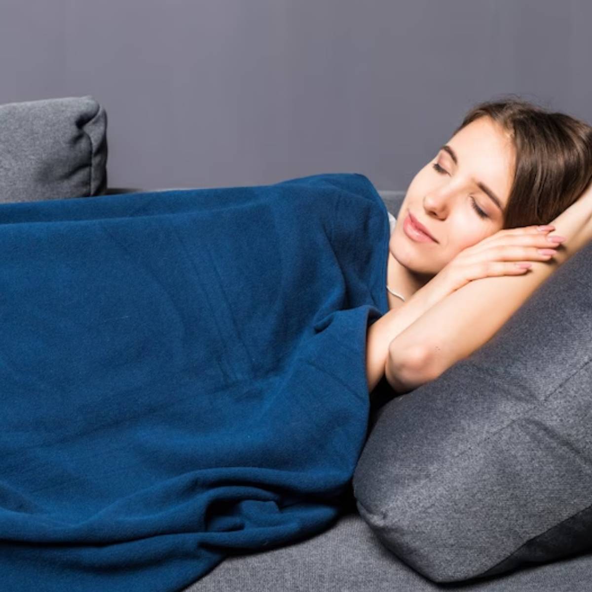 তাছাড়া, শীতকালে অনেকেই বিছানায় খাবার খায়, যার ফলে বিভিন্ন জিনিসপত্র লেপ বা কম্বলের উপর পড়ে যেতে পারে। এই ভুলটি কখনই করা উচিত নয়। এই জিনিসপত্রের ফলে কম্বল বা কোয়েল্টে দুর্গন্ধও বৃদ্ধি পেতে পারে।