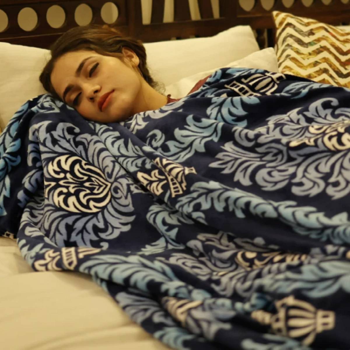 এবার, কম্বল বা লেপের ঢাকনা এবং তার ঢাকনার মধ্যে কপূরটি রেখে দুপুর পর্যন্ত রেখে দিন। এরপর, কম্বলটি কিছুক্ষণ রোদে শুকিয়ে নিন, গন্ধ চলে যাবে।