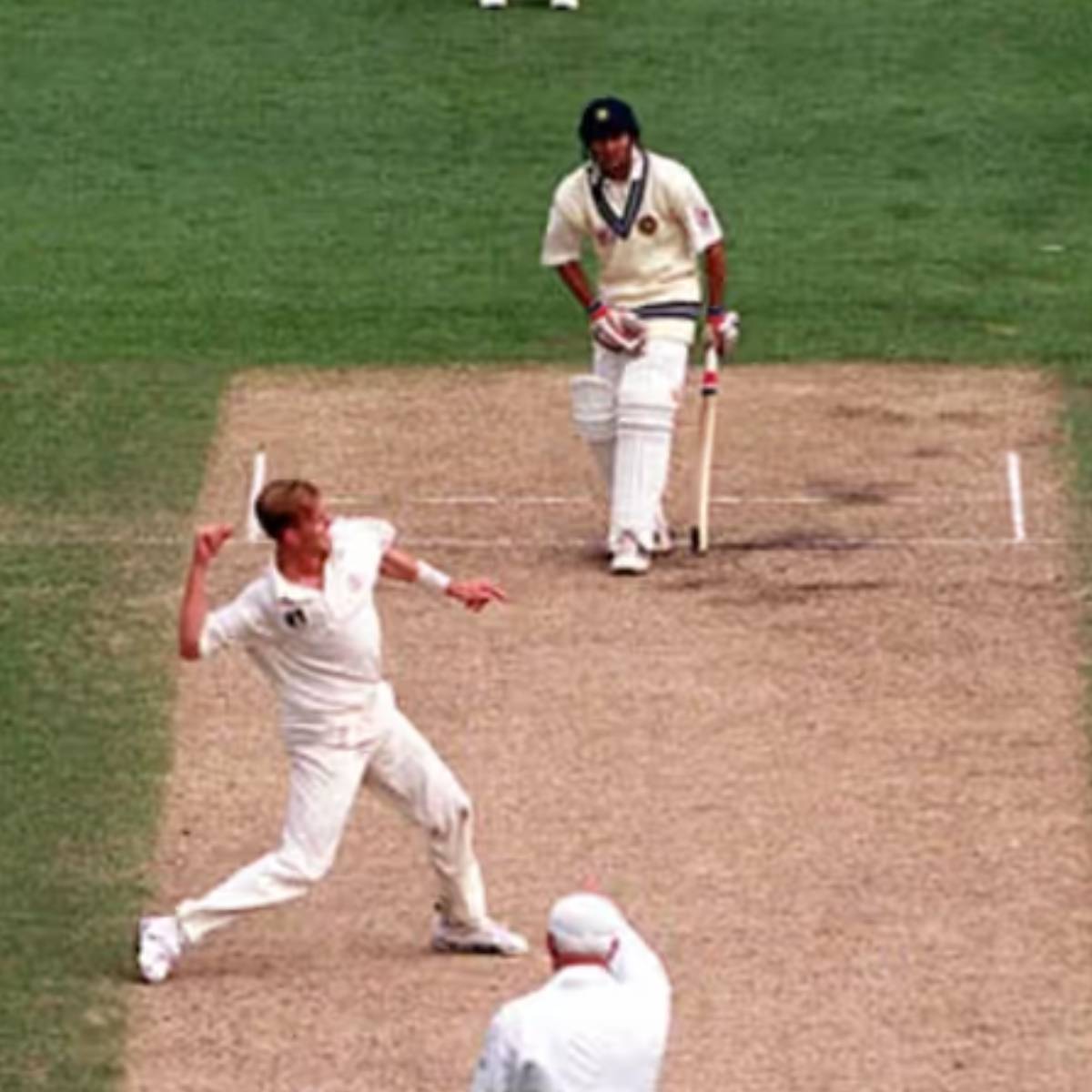 ২০০০ সালে, রাজকোটে জিম্বাবুয়ের বিরুদ্ধে ওয়ানডেতে, ৮ নম্বরে ব্যাট করতে নেমে আগারকর মাত্র ২১ বলে অর্ধশতক করেছিলেন।