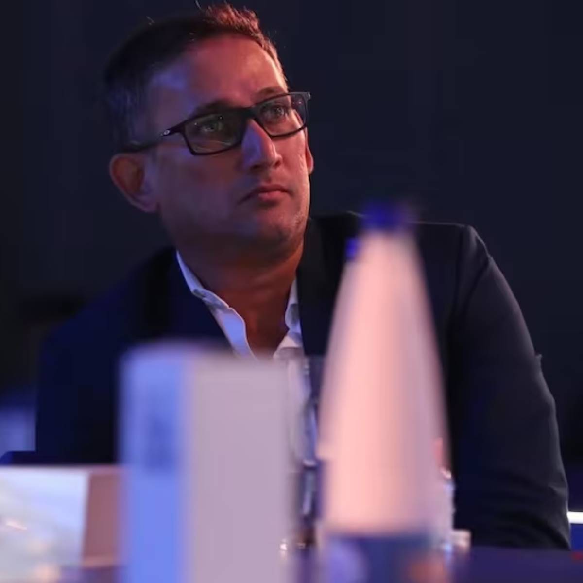 আগারকর সেই খেলোয়াড়দের মধ্যে একজন যারা টেস্ট ম্যাচের টানা ৫ ইনিংসে ০ (পরপর ৫ বার শূন্য) রানে আউট হয়েছিলেন।