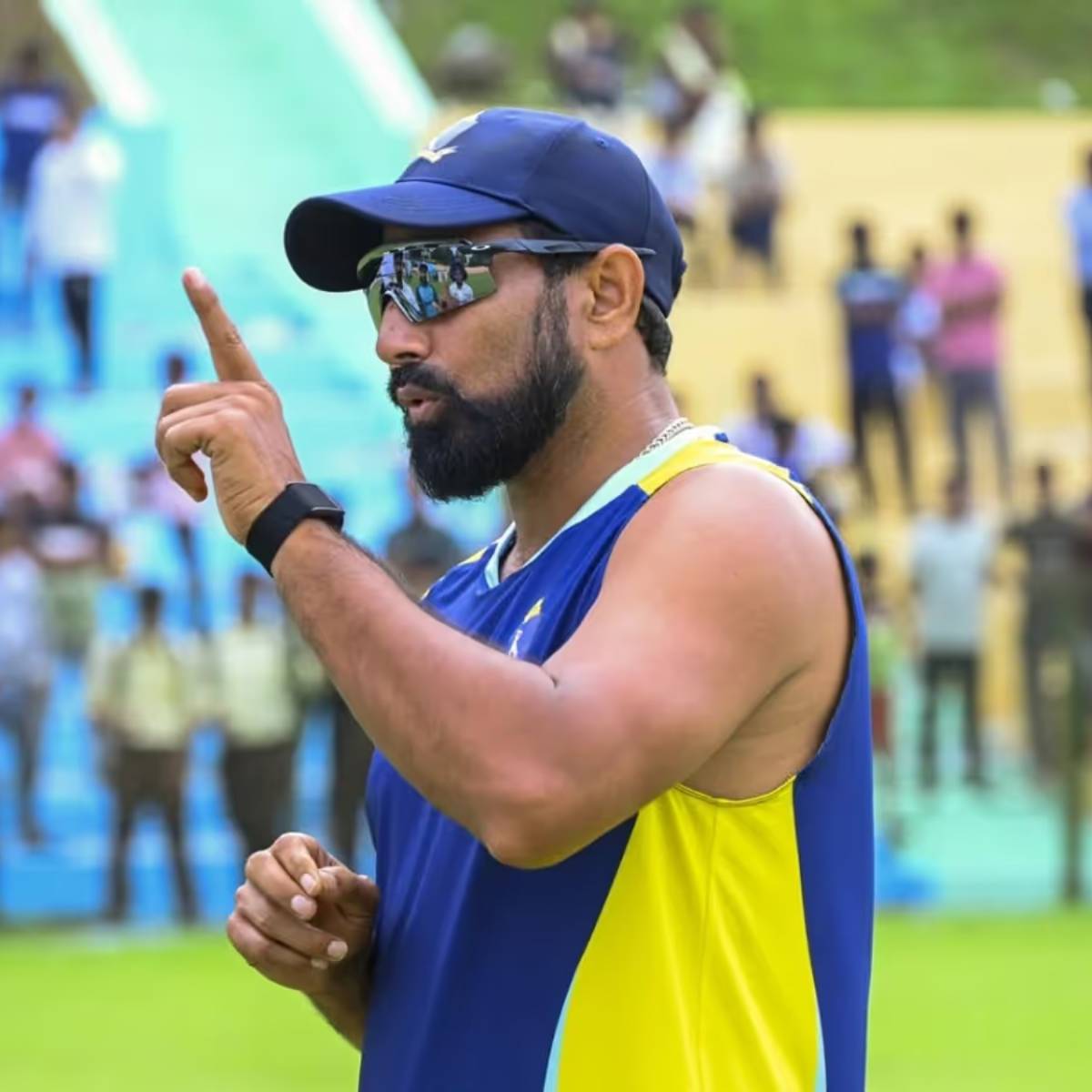 প্রাক্তন অফ স্পিনার হরভজন সিং দলে শামির অনুপস্থিতি নিয়ে প্রশ্ন তুলেছেন। তার ইউটিউব চ্যানেলে হরভজন বলেন, 'শামি কোথায়? প্রসিদ্ধ একজন ভালো বোলার, কিন্তু তার এখনও অনেক কিছু শেখার আছে।'