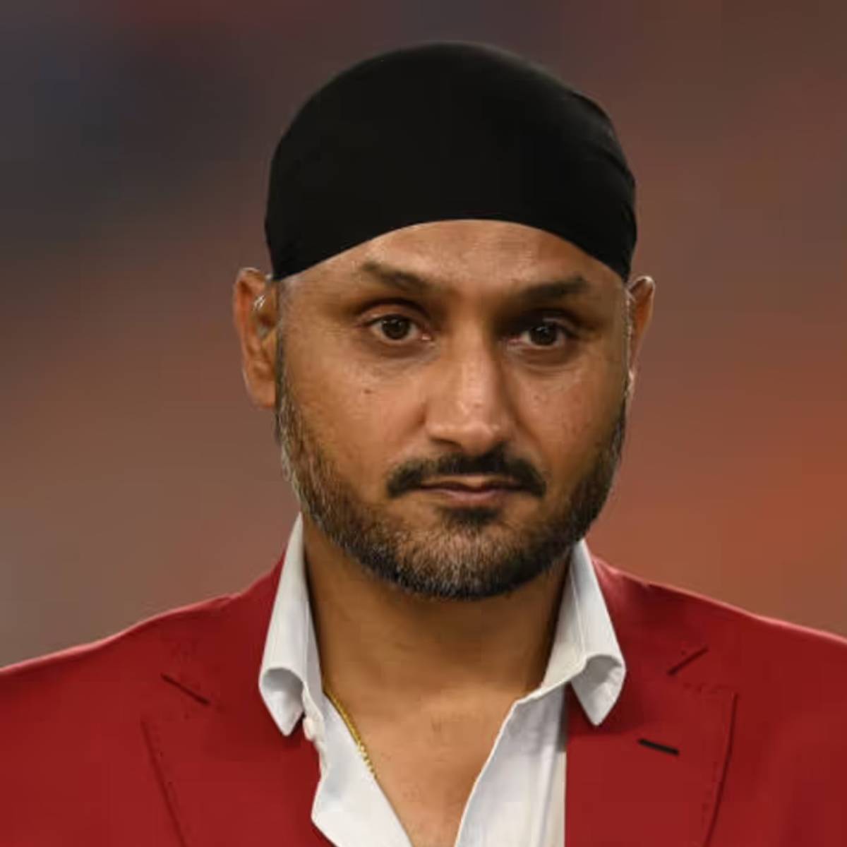 ইনিংসের প্রথম বলেই গৌরব কোচরকে আউট করেন শামি। এরপর তিনি তার দ্বিতীয় ওভারে রবি চৌহানকে আউট করেন। এরপর শামি নকুল শর্মা এবং বিশাল গৌরকে আউট করে সার্ভিসেসের ইনিংস ১৬৫ রানে গুটিয়ে দেন।