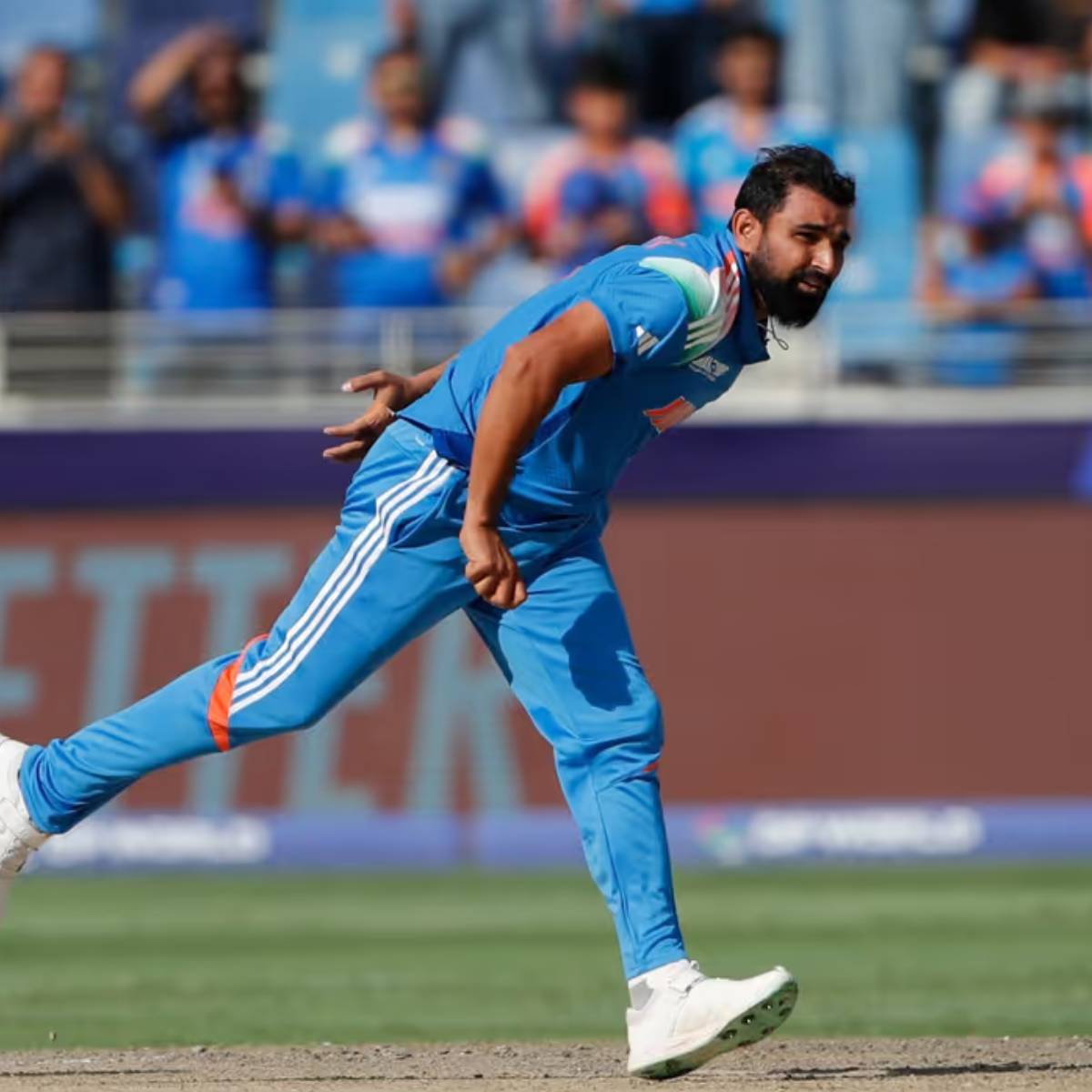 ৪ ডিসেম্বর (বৃহস্পতিবার), হায়দ্রাবাদের জিমখানা গ্রাউন্ডে সার্ভিসেসের বিরুদ্ধে বাংলার হয়ে শামি দুর্দান্ত বোলিং করেন, ৩.২ ওভারে ১৩ রান দিয়ে ৪ উইকেট নেন।