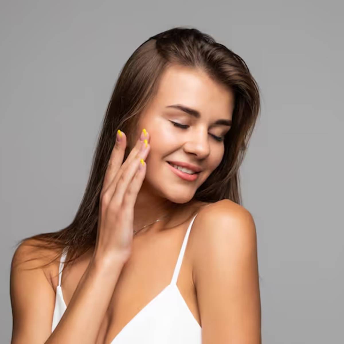 কালো কিশমিশ কেবল আপনার স্বাস্থ্যের জন্যই নয়, আপনার ত্বকের জন্যও উপকারী। এগুলি আপনার ত্বকে কোলাজেনের মাত্রা বাড়াতে সাহায্য করে, যা আপনার মুখকে একটি প্রাকৃতিক উজ্জ্বলতা দেয়।