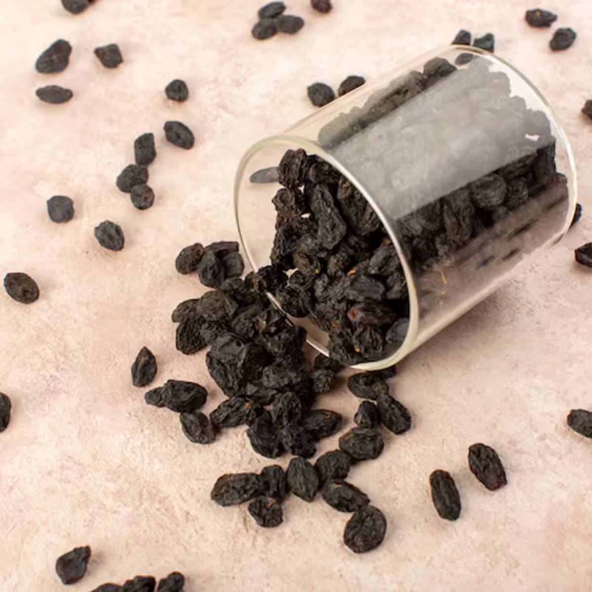 মা হতে ইচ্ছুক মহিলাদের জন্য কালো কিশমিশ খুবই উপকারী হতে পারে। এতে প্রচুর পরিমাণে অ্যান্টিঅক্সিডেন্ট, আয়রন এবং ফোলেট থাকে, যা গর্ভধারণে সাহায্য করতে পারে। 