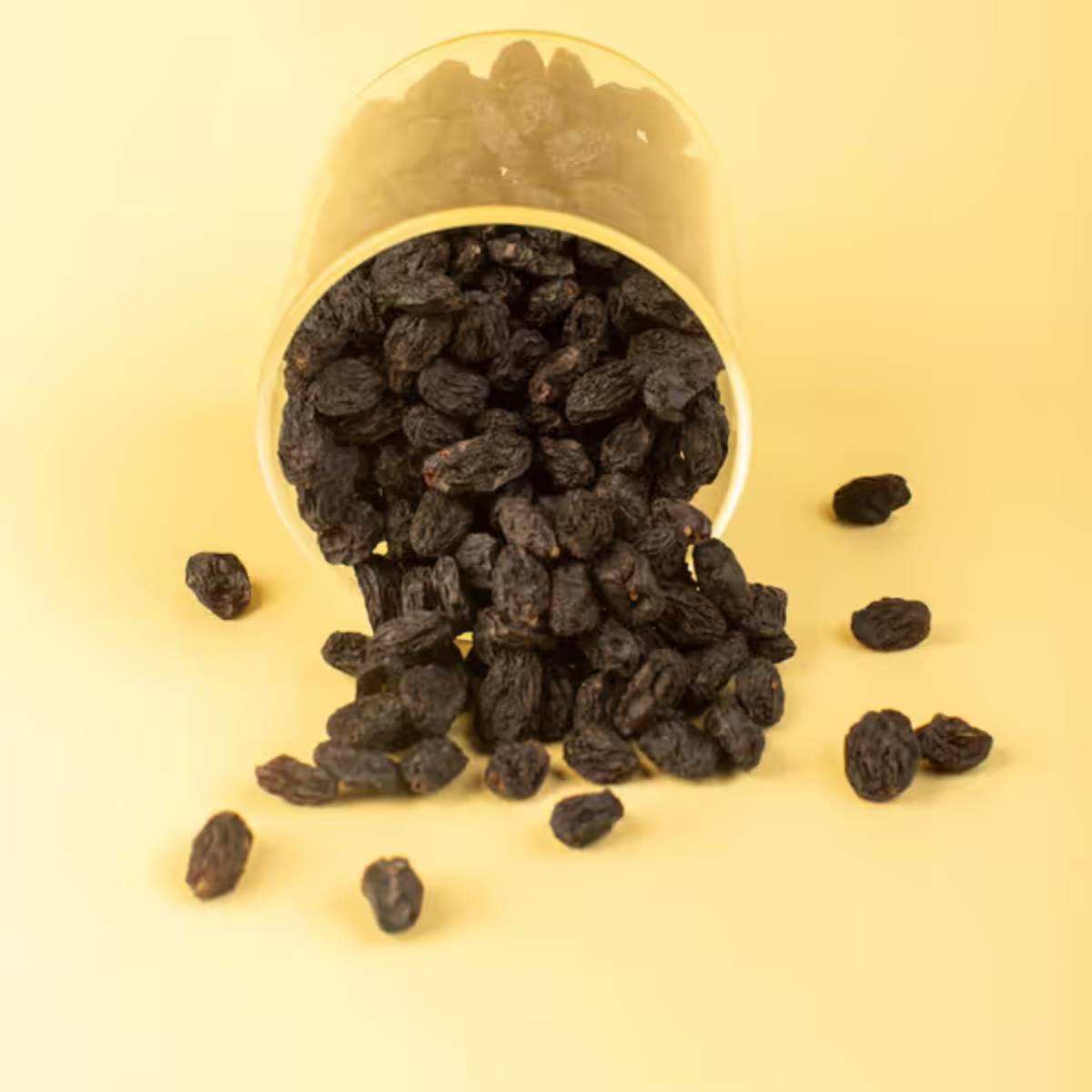 কালো কিশমিশ কেবল খেতেই সুস্বাদু নয়, বরং এটি খুবই স্বাস্থ্যকর, বিশেষ করে মহিলাদের জন্য।