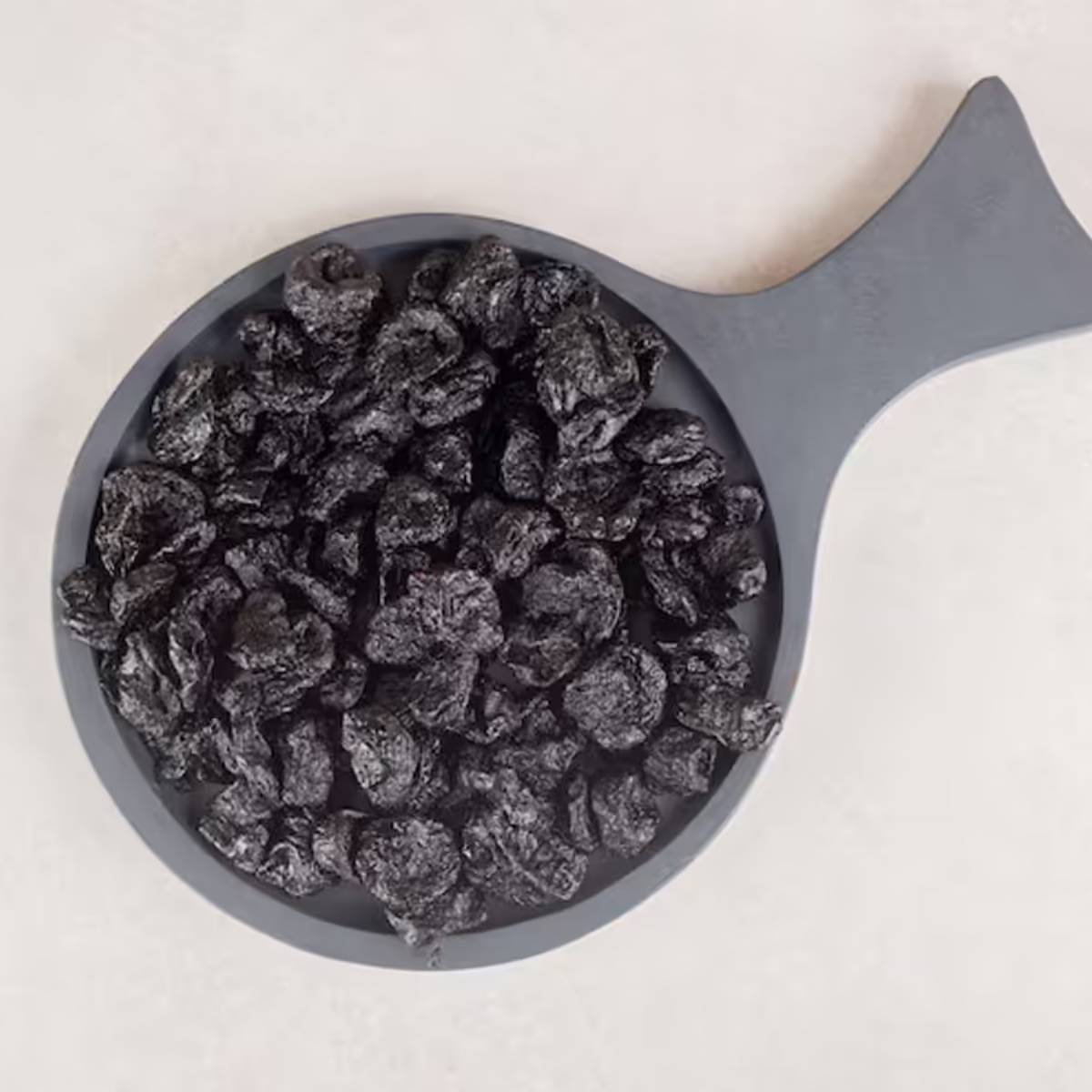 ক্যালসিয়াম, প্রোটিন, আয়রন এবং অ্যান্টিঅক্সিডেন্ট সমৃদ্ধ কালো কিশমিশ রাতারাতি ভিজিয়ে রেখে সকালে খালি পেটে খেলে আরও বেশি উপকারী।