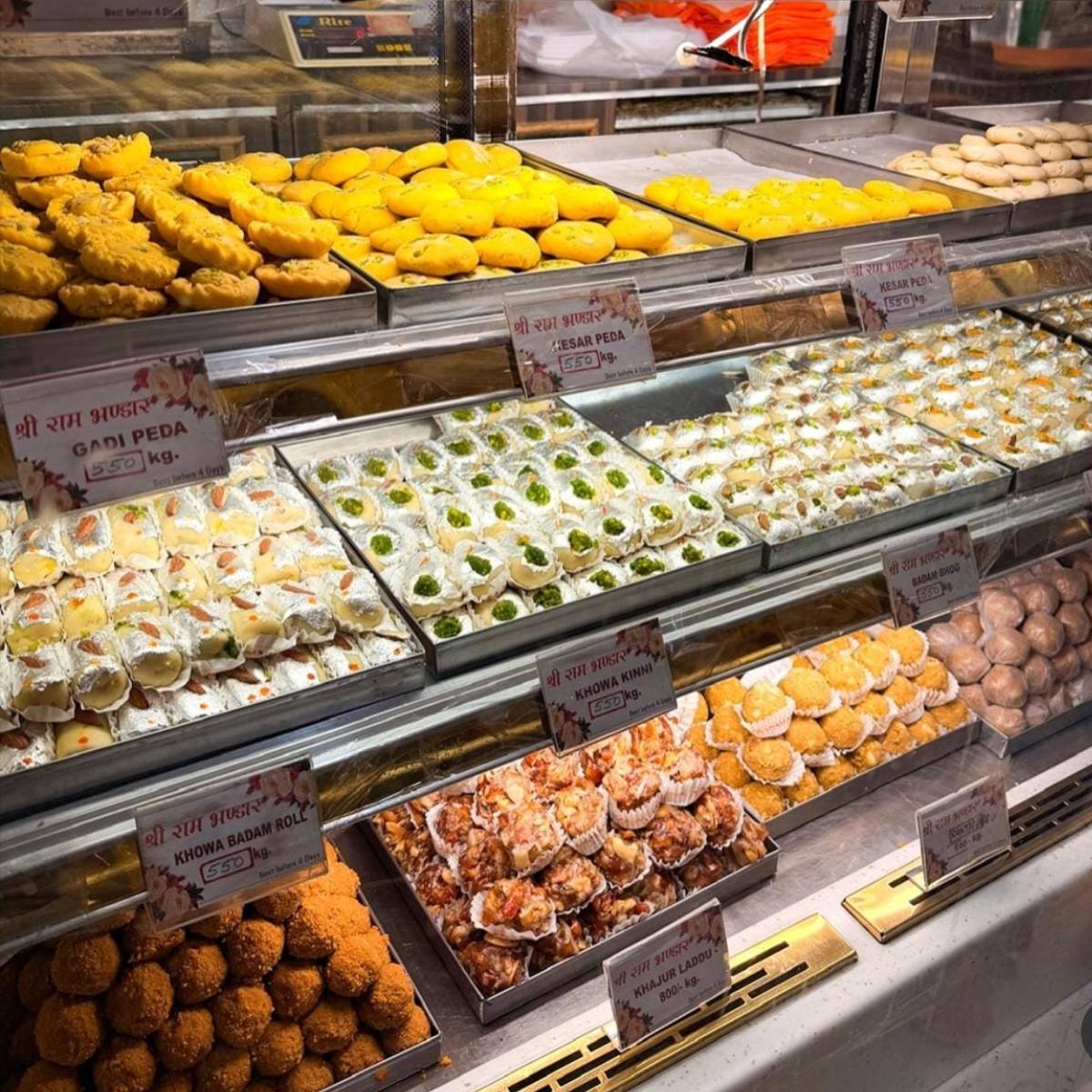 চাট, দইয়ের ছাঁচ সহ বিভিন্ন ধরণের মিষ্টি চেখে দেখেন সারা। কিছুদিন আগেই সপরিবারে বারানসী গিয়েছিলেন সারা। চাট, দইয়ের ছাঁচ সহ বিভিন্ন ধরণের মিষ্টি চেখে দেখেন সারা। কিছুদিন আগেই সপরিবারে বারানসী গিয়েছিলেন সারা।