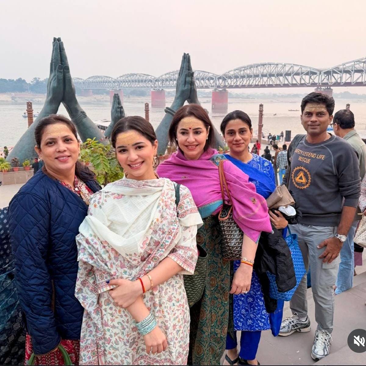 বারানসীতে ঘুরতে গিয়েছেন সারা তেন্ডুলকর। মা অঞ্জলি তেন্ডুলকরকে সঙ্গে নিয়ে বারানসীর অলিগলি ঘুরে ফেললেন সারা। বারানসীতে ঘুরতে গিয়েছেন সারা তেন্ডুলকর। মা অঞ্জলি তেন্ডুলকরকে সঙ্গে নিয়ে বারানসীর অলিগলি ঘুরে ফেললেন সারা।