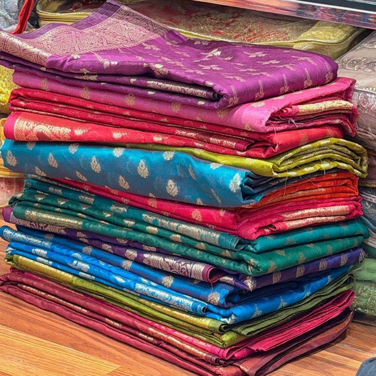 আর এবার করলেন শপিং। বারানসী নিয়ে শাড়ি কিনলেন সারা। দিলেন সেই ছবিও। প্রায় এক ডজন বেনারসী শাড়ি কিনেছেন তিনি। আর এবার করলেন শপিং। বারানসী নিয়ে শাড়ি কিনলেন সারা। দিলেন সেই ছবিও। প্রায় এক ডজন বেনারসী শাড়ি কিনেছেন তিনি।