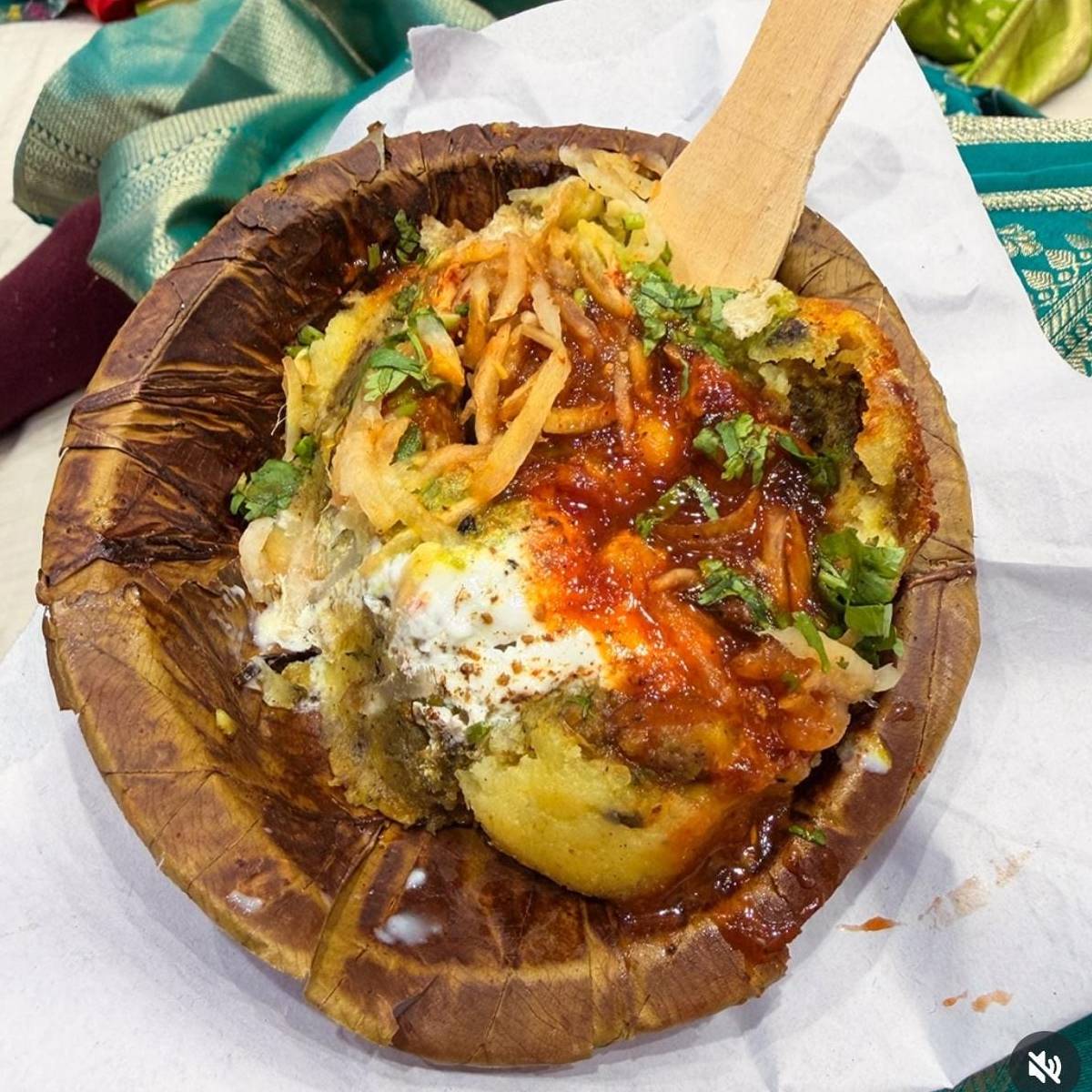 নৌকায় চড়ে বারানসীর ঘাটে ঘাটে ঘুরতে দেখা যায় তাঁকে। একটা ছোট্ট ভিডিওও শেয়ার করেছেন সারা। নৌকায় চড়ে বারানসীর ঘাটে ঘাটে ঘুরতে দেখা যায় তাঁকে। একটা ছোট্ট ভিডিওও শেয়ার করেছেন সারা।