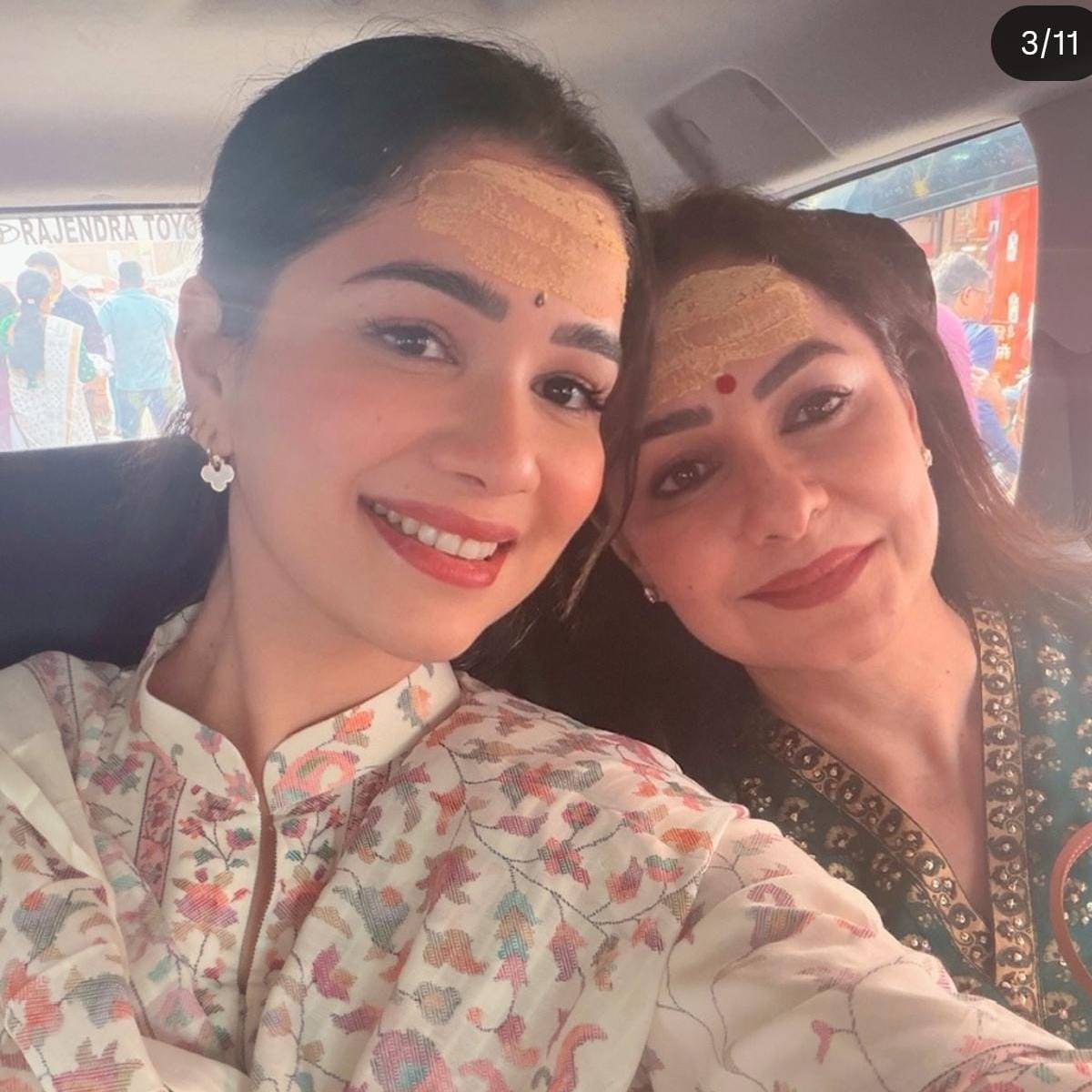 সাদা রঙা ফ্লোরাল প্রিন্টের সালোয়ার স্যুটে দেখা গেল সারাকে। কপালে হলুদ তিলক লাগালেন মায়ের সঙ্গে। সাদা রঙা ফ্লোরাল প্রিন্টের সালোয়ার স্যুটে দেখা গেল সারাকে। কপালে হলুদ তিলক লাগালেন মায়ের সঙ্গে।