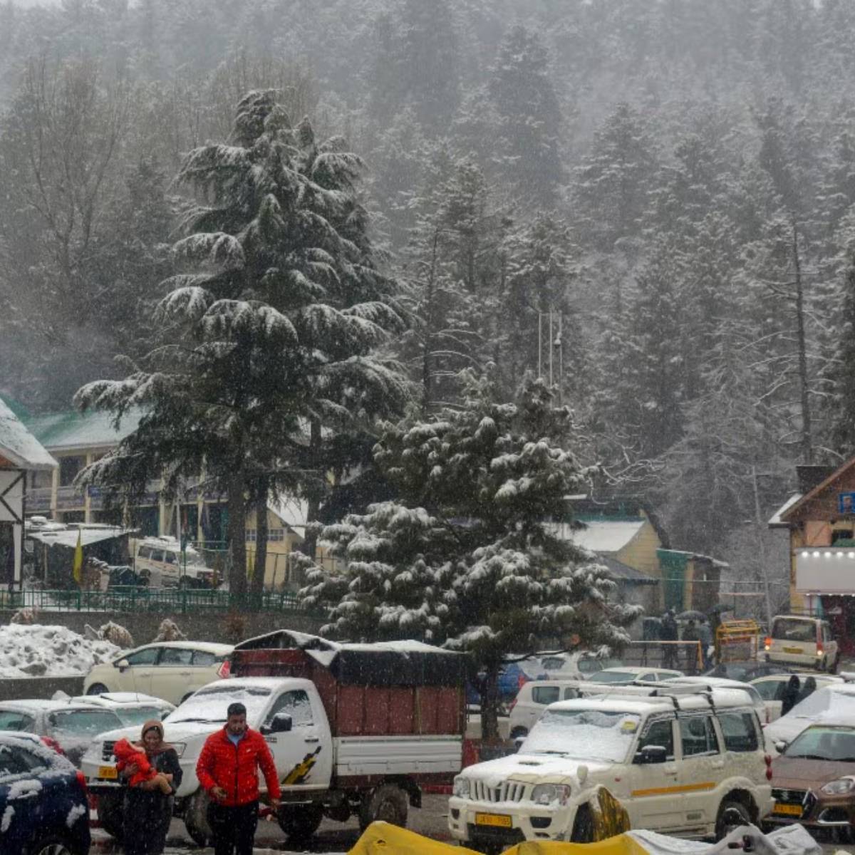 হিমাচল, উত্তরাখণ্ড এবং কাশ্মীরে তুষারপাতের কারণে পাহাড়ের সৌন্দর্য বেড়ে গেছে। হিমাচল, উত্তরাখণ্ড এবং কাশ্মীরে তুষারপাতের কারণে পাহাড়ের সৌন্দর্য বেড়ে গেছে।