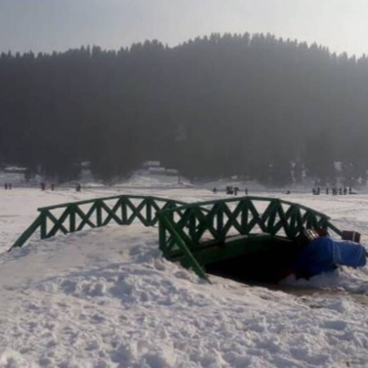সোমবার কুলু জেলার মানালির কাছে রোতাং পাস এবং অন্যান্য উচ্চ অঞ্চলে নতুন করে তুষারপাত হয়েছে। সোমবার কুলু জেলার মানালির কাছে রোতাং পাস এবং অন্যান্য উচ্চ অঞ্চলে নতুন করে তুষারপাত হয়েছে।