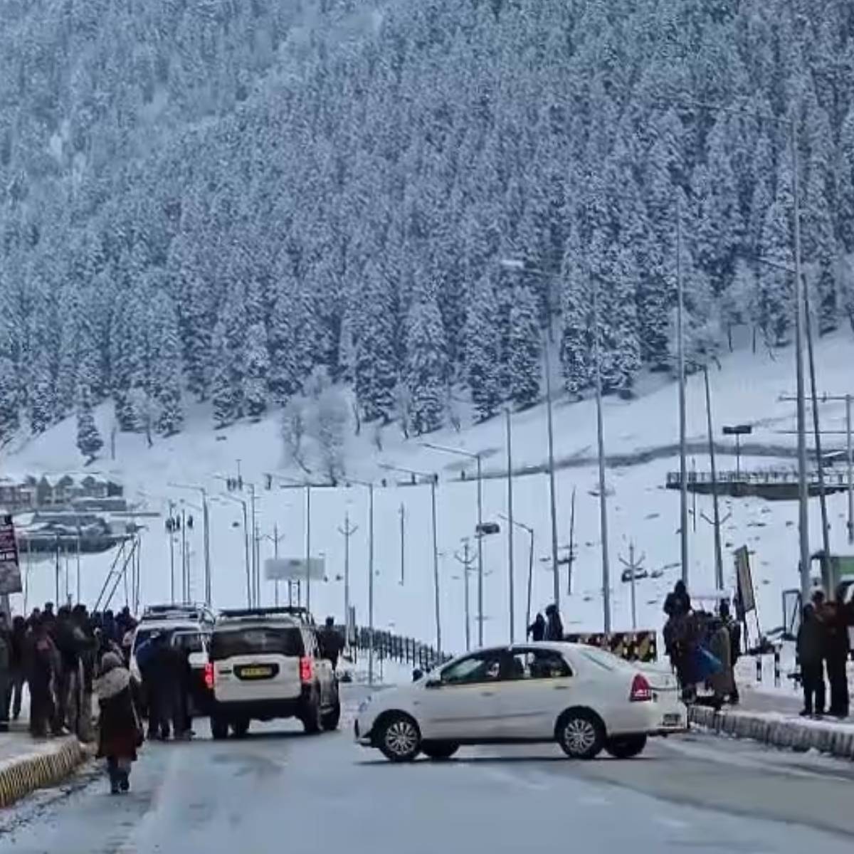 পর্যটকদের এই তুষারাবৃত দৃশ্যগুলি পুরোপুরি উপভোগ করতে দেখা যাচ্ছে, যা স্থানীয় ব্যবসায়ীদের মধ্যেও আনন্দের পরিবেশ তৈরি করেছে। পর্যটকদের এই তুষারাবৃত দৃশ্যগুলি পুরোপুরি উপভোগ করতে দেখা যাচ্ছে, যা স্থানীয় ব্যবসায়ীদের মধ্যেও আনন্দের পরিবেশ তৈরি করেছে।