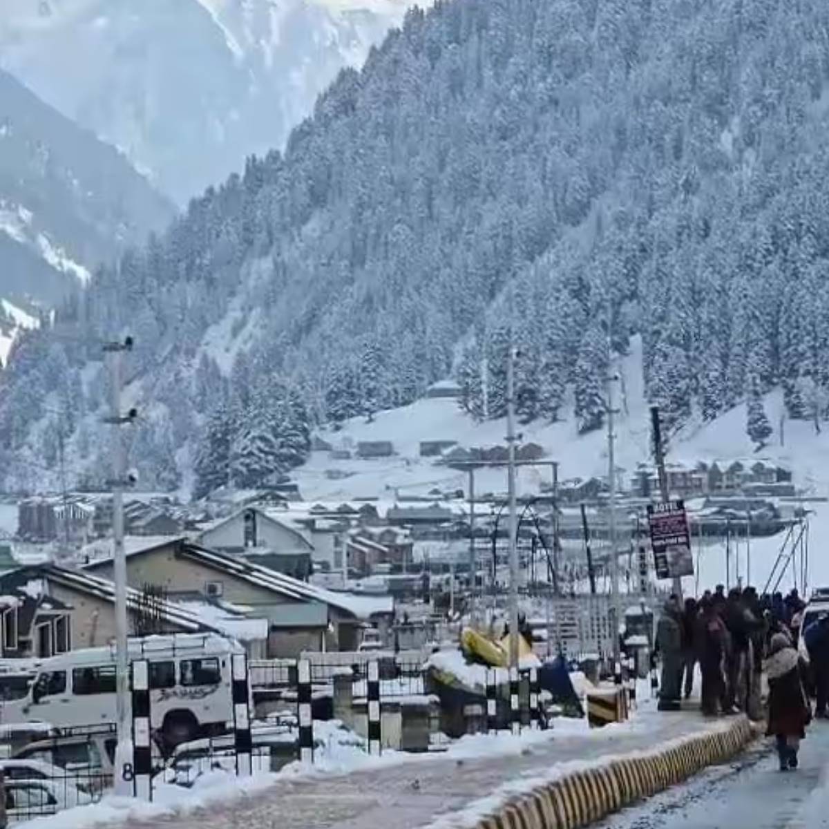 একই সঙ্গে, পাহাড়ে এই তুষারপাতের প্রভাব সমতল অঞ্চলেও পড়েছে। উত্তর ভারতের অনেক রাজ্যে ঠান্ডা বেড়েছে। শৈত্যপ্রবাহের সতর্কতাও জারি করা হয়েছে। একই সঙ্গে, পাহাড়ে এই তুষারপাতের প্রভাব সমতল অঞ্চলেও পড়েছে। উত্তর ভারতের অনেক রাজ্যে ঠান্ডা বেড়েছে। শৈত্যপ্রবাহের সতর্কতাও জারি করা হয়েছে।