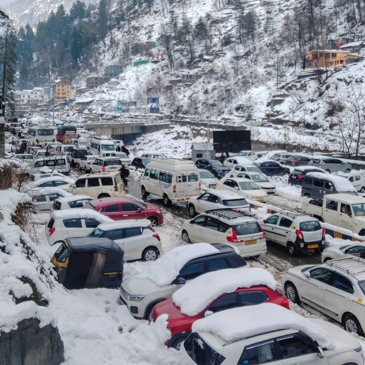 দক্ষিণ কাশ্মীরে, শোপিয়ানে সর্বনিম্ন তাপমাত্রা -৪.২ ডিগ্রি সেলসিয়াস। শ্রীনগরেও হিমাঙ্কের পরিস্থিতি ছিল, রাতভর তাপমাত্রা -২.৫ ডিগ্রি সেলসিয়াস ছিল। শ্রীনগর-লেহ জাতীয় সড়ক পিচ্ছিল হয়ে গিয়েছে। দক্ষিণ কাশ্মীরে, শোপিয়ানে সর্বনিম্ন তাপমাত্রা -৪.২ ডিগ্রি সেলসিয়াস। শ্রীনগরেও হিমাঙ্কের পরিস্থিতি ছিল, রাতভর তাপমাত্রা -২.৫ ডিগ্রি সেলসিয়াস ছিল। শ্রীনগর-লেহ জাতীয় সড়ক পিচ্ছিল হয়ে গিয়েছে।