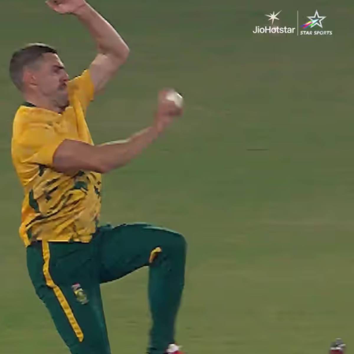 সে পিছনে সরে এসে ব্যাটটা জোরে ঘুরিয়ে ৮৯ মিটার দূরে স্কোয়ার লেগে বল মারেন সে পিছনে সরে এসে ব্যাটটা জোরে ঘুরিয়ে ৮৯ মিটার দূরে স্কোয়ার লেগে বল মারেন