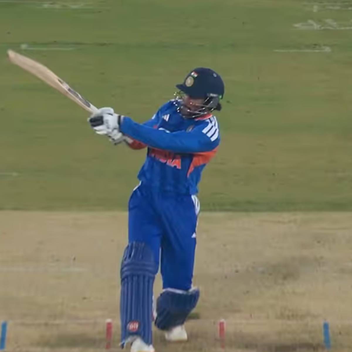 আসলে, এনরিক নর্টজে অফ-স্টাম্পে সামান্য শর্ট বল করেছিলেন, তিলক ভার্মা ইতিমধ্যেই প্রস্তুত ছিলেন। আসলে, এনরিক নর্টজে অফ-স্টাম্পে সামান্য শর্ট বল করেছিলেন, তিলক ভার্মা ইতিমধ্যেই প্রস্তুত ছিলেন।