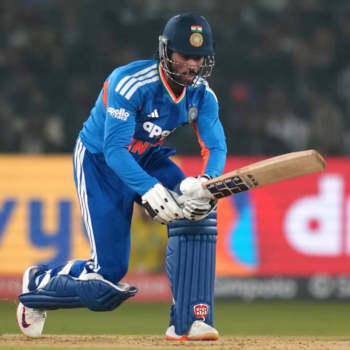 এই সময়, তিনি মাঠে একটি ছক্কা মারেন যা কটকের স্টেডিয়াম অতিক্রম করে। এই সময়, তিনি মাঠে একটি ছক্কা মারেন যা কটকের স্টেডিয়াম অতিক্রম করে।