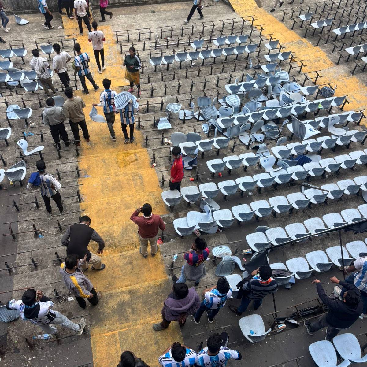 এই ঘটনাটি ভক্তদের জন্য সবচেয়ে হতাশার, যারা ঘন্টার পর ঘন্টা অপেক্ষা করার পরেও আজেন্টিনার বিশ্বকাপজয়ী অধিনায়কের এক ঝলক দেখতে পাননি। এই ঘটনাটি ভক্তদের জন্য সবচেয়ে হতাশার, যারা ঘন্টার পর ঘন্টা অপেক্ষা করার পরেও আজেন্টিনার বিশ্বকাপজয়ী অধিনায়কের এক ঝলক দেখতে পাননি।