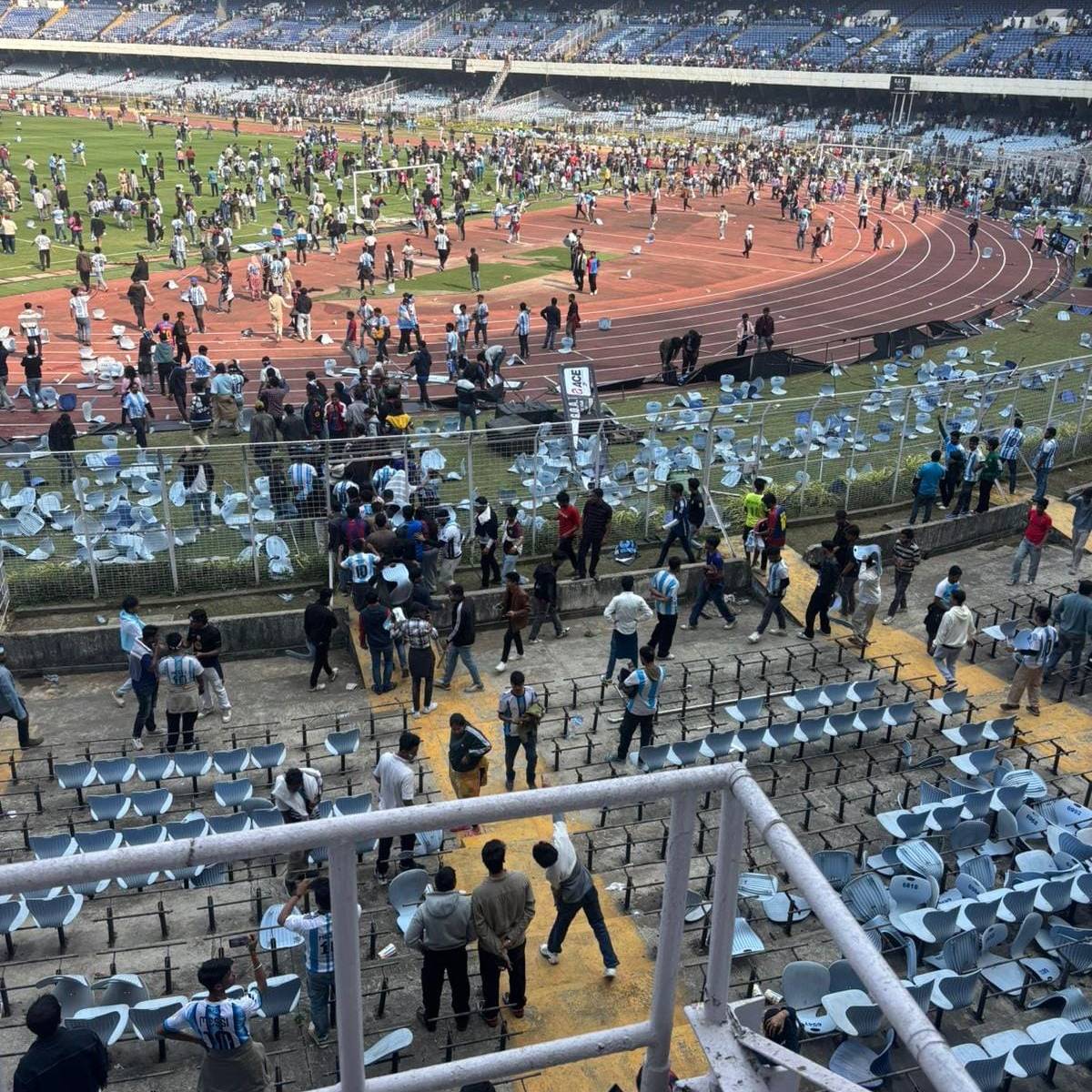 এমন পরিস্থিতির জেরে ক্ষমা চেয়ে পোস্ট করেন রাজ্যের মুখ্যমন্ত্রী মমতা বন্দোপাধ্যায়। পাশাপাশি তদন্ত কমিটি গড়ার কথাও জানিয়ে দেন তিনি। এমন পরিস্থিতির জেরে ক্ষমা চেয়ে পোস্ট করেন রাজ্যের মুখ্যমন্ত্রী মমতা বন্দোপাধ্যায়। পাশাপাশি তদন্ত কমিটি গড়ার কথাও জানিয়ে দেন তিনি।