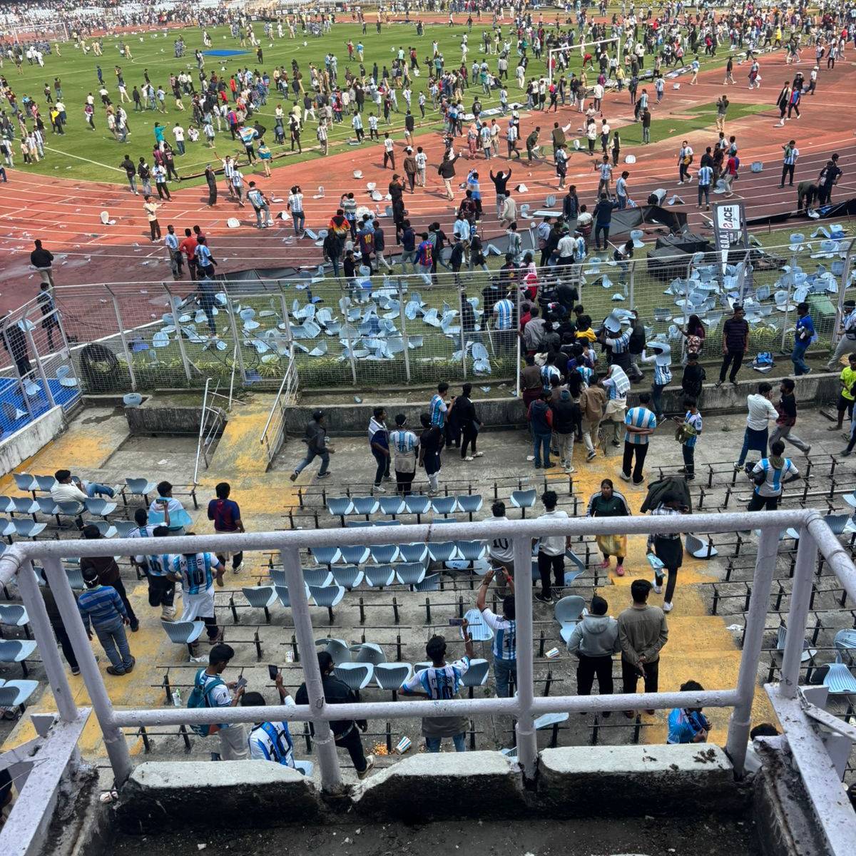 ক্ষুব্ধ সমর্থকরা পোস্টার এবং হোর্ডিং ভাঙচুর করে, বোতল ছুঁড়ে মারে এবং স্টেডিয়ামের ভেতরে বিক্ষোভ শুরু করে। পরিস্থিতি দ্রুত উত্তপ্ত হয়ে ওঠার সঙ্গে সঙ্গে অতিরিক্ত বাহিনী মোতায়েন করতে হয়। ক্ষুব্ধ সমর্থকরা পোস্টার এবং হোর্ডিং ভাঙচুর করে, বোতল ছুঁড়ে মারে এবং স্টেডিয়ামের ভেতরে বিক্ষোভ শুরু করে। পরিস্থিতি দ্রুত উত্তপ্ত হয়ে ওঠার সঙ্গে সঙ্গে অতিরিক্ত বাহিনী মোতায়েন করতে হয়।