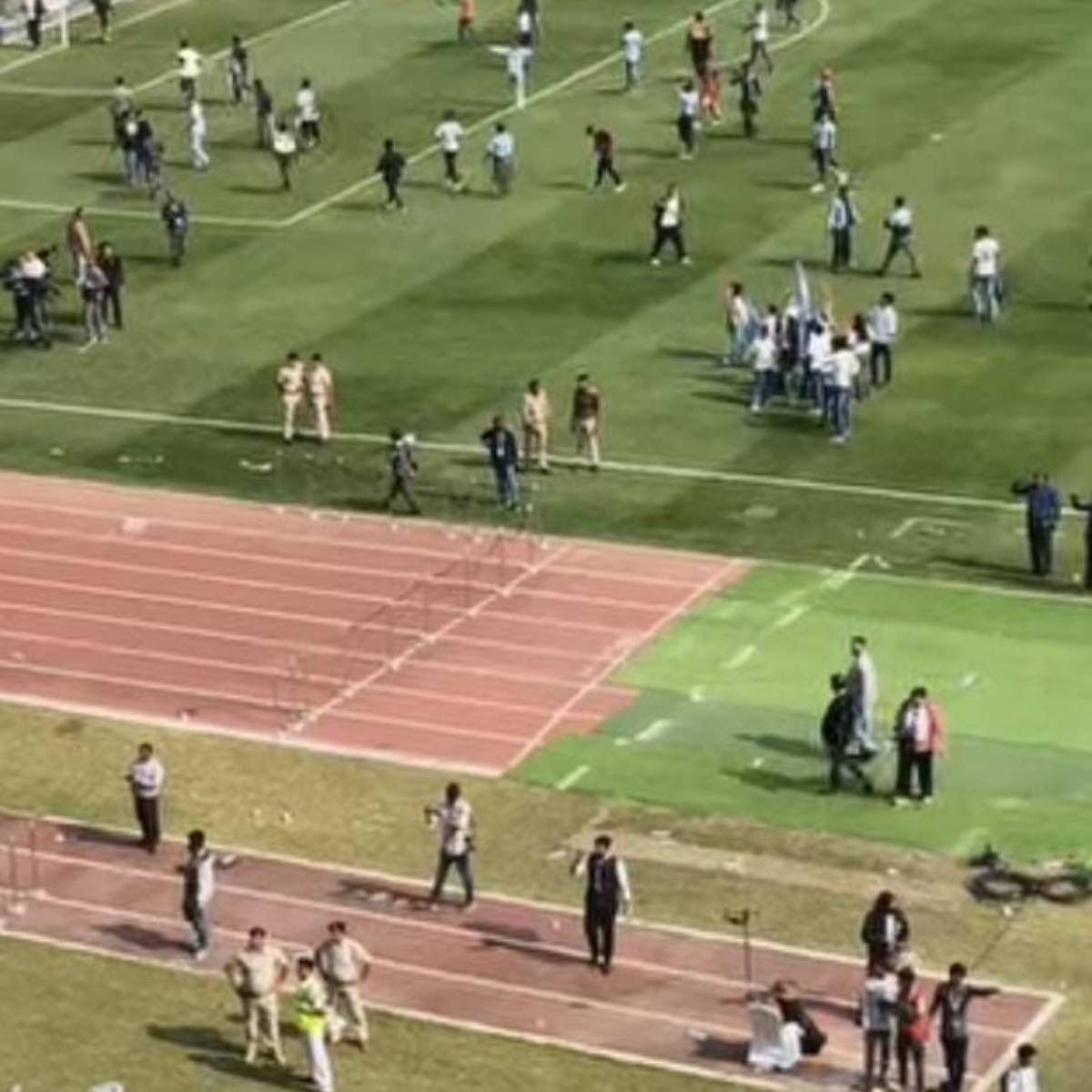 স্টেডিয়ামের ভেতরে প্রবেশ, আসনের ক্ষেত্রে ব্যাপক অব্যবস্থাপনা ছিল। অনেক ভক্ত তাদের প্রিয় ফুটবল আইকনকে কাছ থেকে দেখার আশা করেছিলেন, কিন্তু হঠাৎ করেই স্পষ্ট হয়ে উঠল যে বেশিরভাগ দর্শক মেসিকে এক ঝলকও দেখতে পাবেন না। পরিবেশ দ্রুত উত্তেজনাপূর্ণ হয়ে ওঠে। স্টেডিয়ামের ভেতরে প্রবেশ, আসনের ক্ষেত্রে ব্যাপক অব্যবস্থাপনা ছিল। অনেক ভক্ত তাদের প্রিয় ফুটবল আইকনকে কাছ থেকে দেখার আশা করেছিলেন, কিন্তু হঠাৎ করেই স্পষ্ট হয়ে উঠল যে বেশিরভাগ দর্শক মেসিকে এক ঝলকও দেখতে পাবেন না। পরিবেশ দ্রুত উত্তেজনাপূর্ণ হয়ে ওঠে।