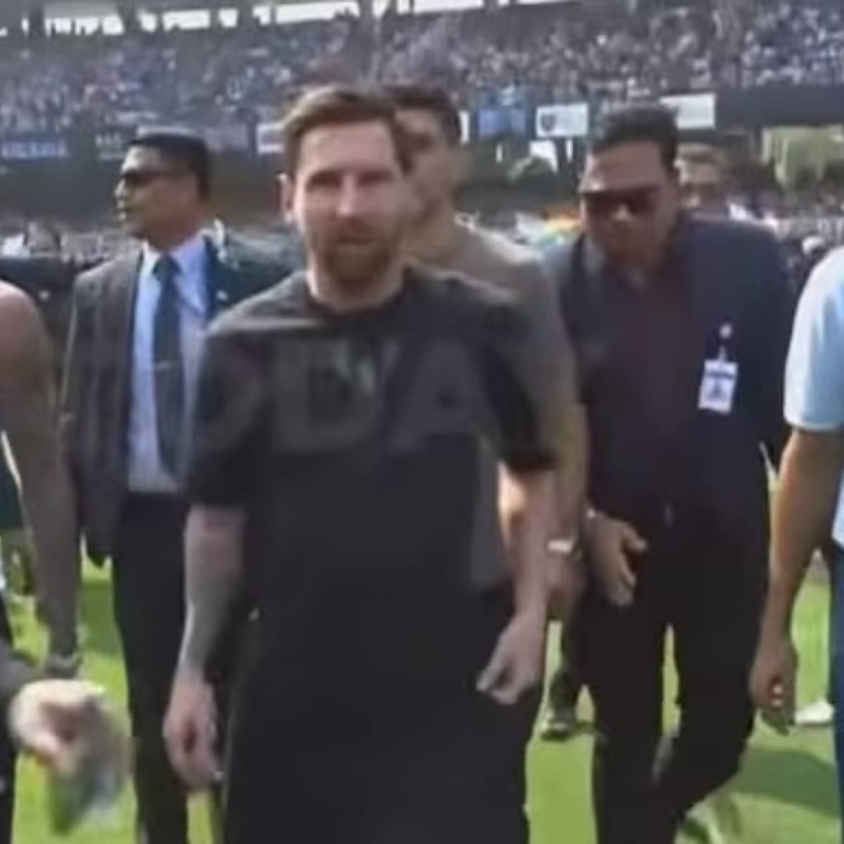 লিওনেল মেসির কলকাতা সফর, যা ফুটবল ভক্তদের জন্য ঐতিহাসিক এবং স্মরণীয় হওয়ার কথা ছিল, সল্টলেকের বিবেকানন্দ যুবভারতী স্টেডিয়ামের ভেতরে পরিস্থিতি নিয়ন্ত্রণের বাইরে চলে গেলে বিশৃঙ্খলাও হট্টগোলের সৃষ্টি হয়। লিওনেল মেসির কলকাতা সফর, যা ফুটবল ভক্তদের জন্য ঐতিহাসিক এবং স্মরণীয় হওয়ার কথা ছিল, সল্টলেকের বিবেকানন্দ যুবভারতী স্টেডিয়ামের ভেতরে পরিস্থিতি নিয়ন্ত্রণের বাইরে চলে গেলে বিশৃঙ্খলাও হট্টগোলের সৃষ্টি হয়।