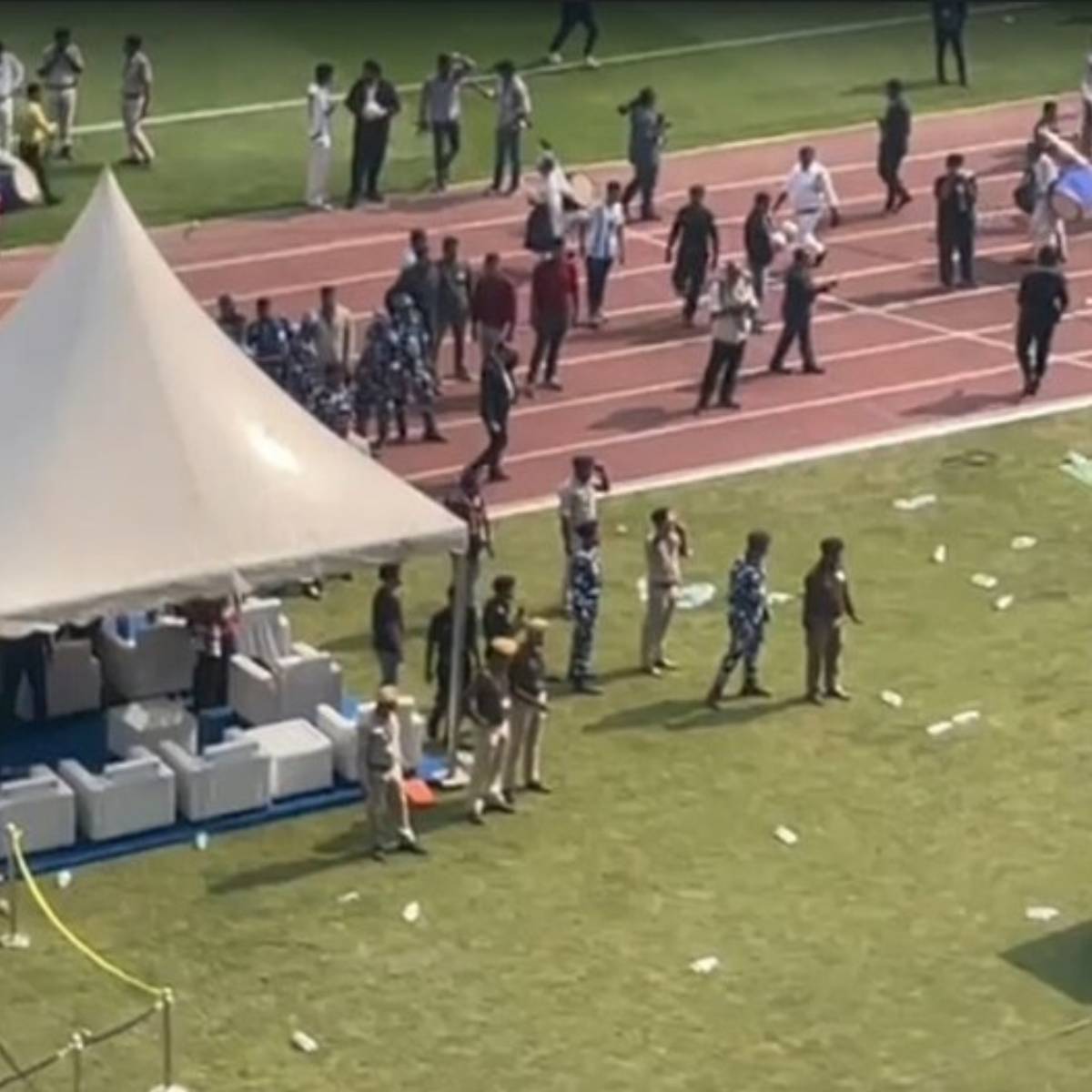 যুবভারতী পরিদর্শন করে সাংবাদিক বৈঠক করছেন রাজ্যপাল সিভি আনন্দ বোস। ঘটনাস্থলে গিয়ে তিনি যা দেখেছেন, তা নিয়ে একটি রিপোর্ট প্রস্তুত করবেন এবং ভবিষ্যতে এই ধরনের পরিস্থিতি এড়াতে কী কী করা দরকার, রাজ্য সরকারকে তার পরামর্শ দেবেন। যুবভারতী পরিদর্শন করে সাংবাদিক বৈঠক করছেন রাজ্যপাল সিভি আনন্দ বোস। ঘটনাস্থলে গিয়ে তিনি যা দেখেছেন, তা নিয়ে একটি রিপোর্ট প্রস্তুত করবেন এবং ভবিষ্যতে এই ধরনের পরিস্থিতি এড়াতে কী কী করা দরকার, রাজ্য সরকারকে তার পরামর্শ দেবেন।