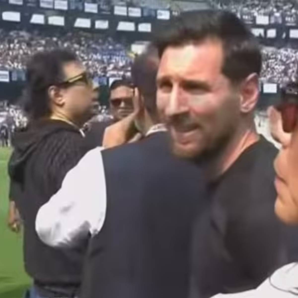 বিশৃঙ্খলার মধ্যে, মেসিকে অন্যান্য ভিভিআইপি অতিথিদের সঙ্গে কড়া নিরাপত্তার মধ্যে বের করে আনা হয়। গোটা ঘটনায় বিরক্ত মেসি ১০ মিনিটেরও কম সময়ের জন্য স্টেডিয়ামের ভেতরে ছিলেন। বিশৃঙ্খলার মধ্যে, মেসিকে অন্যান্য ভিভিআইপি অতিথিদের সঙ্গে কড়া নিরাপত্তার মধ্যে বের করে আনা হয়। গোটা ঘটনায় বিরক্ত মেসি ১০ মিনিটেরও কম সময়ের জন্য স্টেডিয়ামের ভেতরে ছিলেন।