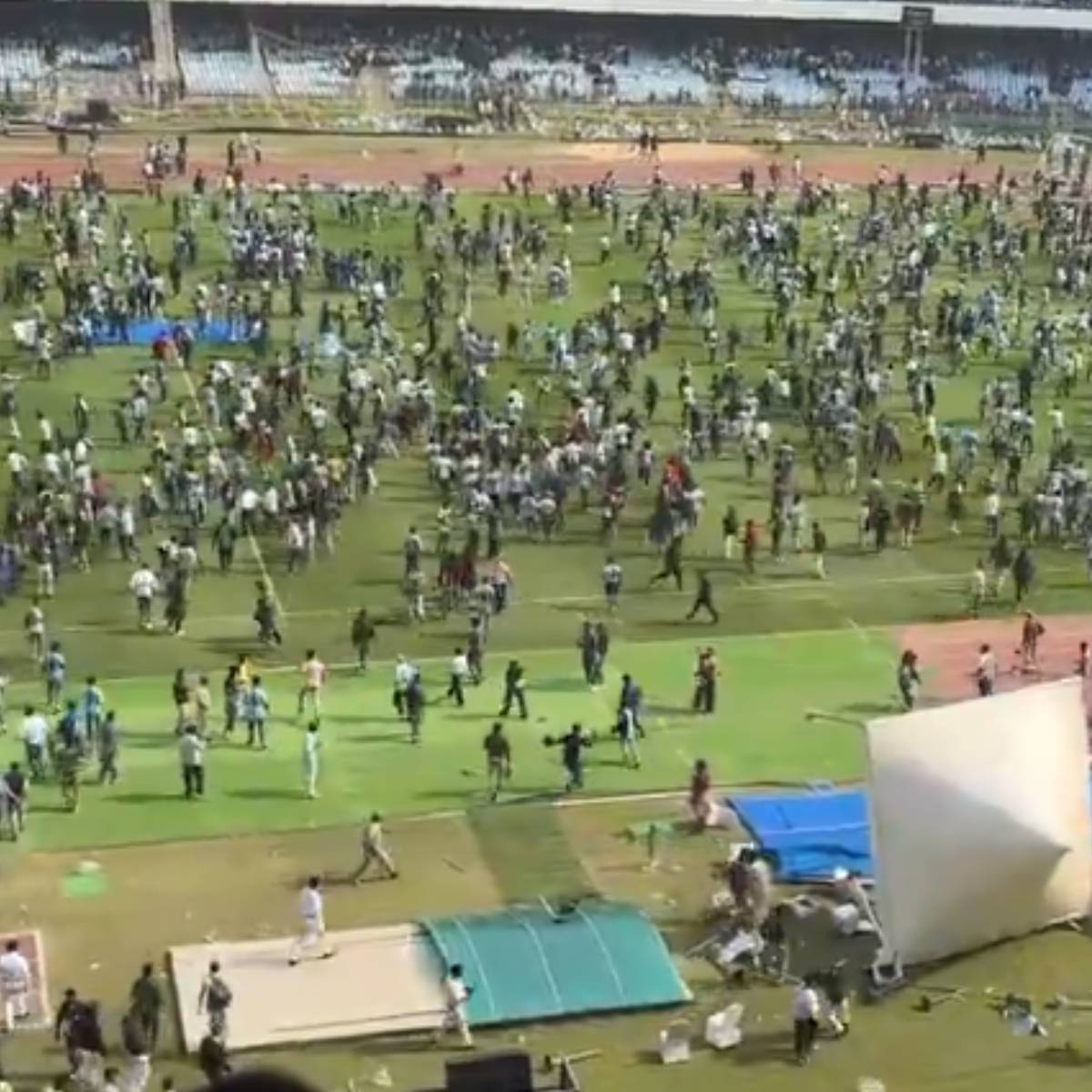 তবে এত কিছুর মধ্যেও দেশের অন্য শহরগুলিতে নির্বিঘ্নেই মিটেছে লিওনেল মেসির গোট কনসার্ট। তা হলে এখানে এই অবস্থা কেন? সে উত্তর এখনও অধরা। তবে এত কিছুর মধ্যেও দেশের অন্য শহরগুলিতে নির্বিঘ্নেই মিটেছে লিওনেল মেসির গোট কনসার্ট। তা হলে এখানে এই অবস্থা কেন? সে উত্তর এখনও অধরা।