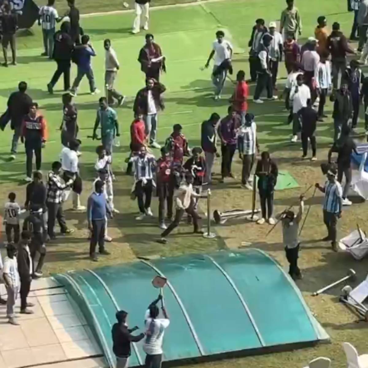 স্টেডিয়ামের ভেতরের ভিডিও গুলি সোশ্যাল মিডিয়ায় দ্রুত ভাইরাল হচ্ছে, যেখানে স্পষ্টভাবে ভাঙচুর, ধাক্কাধাক্কি এবং বিশৃঙ্খলা দেখা যাচ্ছে। স্টেডিয়ামের ভেতরের ভিডিও গুলি সোশ্যাল মিডিয়ায় দ্রুত ভাইরাল হচ্ছে, যেখানে স্পষ্টভাবে ভাঙচুর, ধাক্কাধাক্কি এবং বিশৃঙ্খলা দেখা যাচ্ছে।