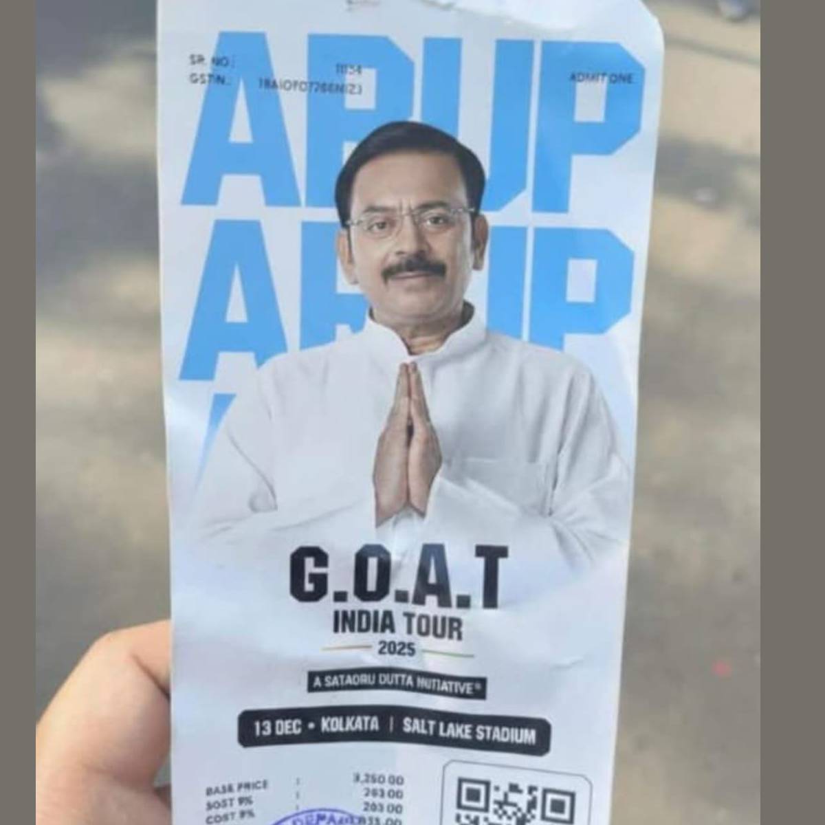 এর মধ্যেই রাজ্যের ক্রীড়ামন্ত্রীকে ট্রোল করে সোশ্যাল মিডিয়ায় পোস্ট হতে থাকে। সেখানে দেখা যায়, মেসির গোট ট্যুরের টিকিটের আদলে একটি টিকিট বানানো হয়েছে। এর মধ্যেই রাজ্যের ক্রীড়ামন্ত্রীকে ট্রোল করে সোশ্যাল মিডিয়ায় পোস্ট হতে থাকে। সেখানে দেখা যায়, মেসির গোট ট্যুরের টিকিটের আদলে একটি টিকিট বানানো হয়েছে।