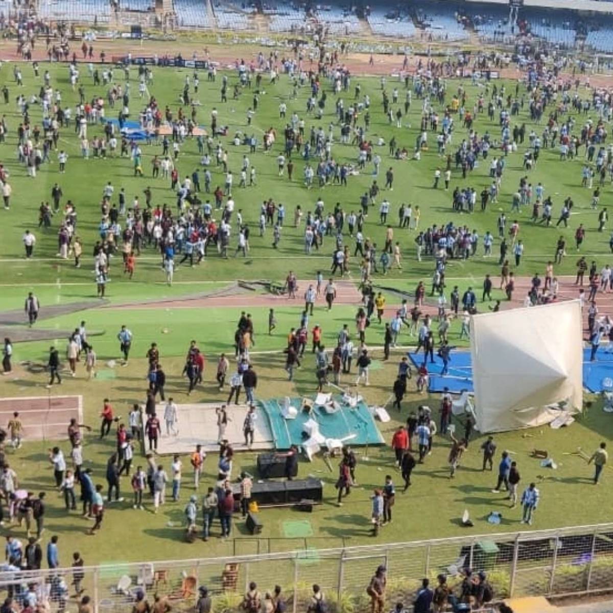 অন্যদিকে কিছুদিন আগেই নেপালে ক্ষমতা বদল হয়ে গিয়েছে। জেন জির সেই বিপ্লবে দেখা গিয়েছিল বিপ্লবীদের নানা জিনিস চুরি করতে। অন্যদিকে কিছুদিন আগেই নেপালে ক্ষমতা বদল হয়ে গিয়েছে। জেন জির সেই বিপ্লবে দেখা গিয়েছিল বিপ্লবীদের নানা জিনিস চুরি করতে।