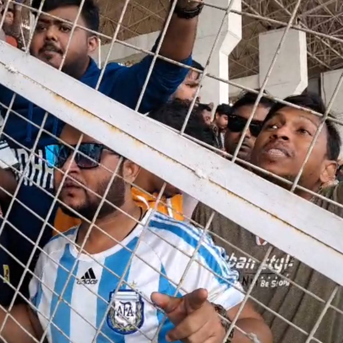 সমর্থকদের দাবি, সারা মাসের স্যালারি খরচকরে তাঁরা এসেছেন মেসিকে দেখার জন্য। নেতা মন্ত্রীদের দেখার জন্য নয়। এক সমর্থক বলেন, 'অরূপ বিশ্বাস পারলে কোলে উঠে যাচ্ছিলেন মেসির। নেতা মন্ত্রী, নিরাপত্তারক্ষীদের ভিড়ে চুল পর্যন্ত দেখতে পাইনি মেসির।' সমর্থকদের দাবি, সারা মাসের স্যালারি খরচকরে তাঁরা এসেছেন মেসিকে দেখার জন্য। নেতা মন্ত্রীদের দেখার জন্য নয়। এক সমর্থক বলেন, 'অরূপ বিশ্বাস পারলে কোলে উঠে যাচ্ছিলেন মেসির। নেতা মন্ত্রী, নিরাপত্তারক্ষীদের ভিড়ে চুল পর্যন্ত দেখতে পাইনি মেসির।'