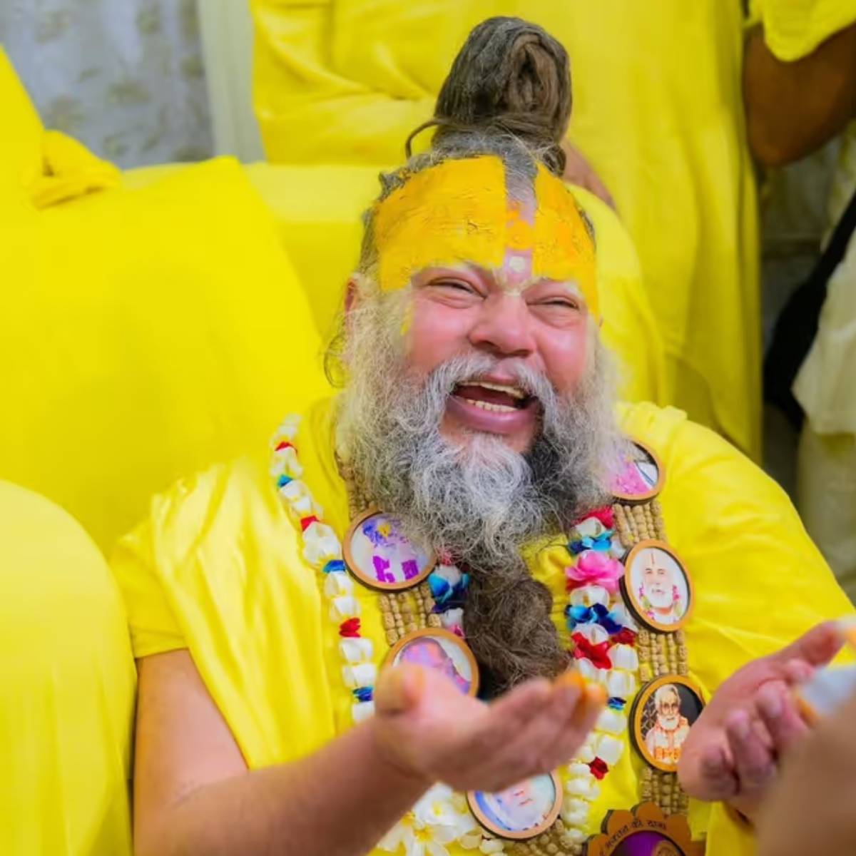 মহারাজ বলেন যে, ঈশ্বরের নাম স্মরণ ও ধ্যান করলে মনের উদ্বেগ দূর হয় এবং মানুষ স্বস্তি বোধ করে। মহারাজ বলেন যে, ঈশ্বরের নাম স্মরণ ও ধ্যান করলে মনের উদ্বেগ দূর হয় এবং মানুষ স্বস্তি বোধ করে।